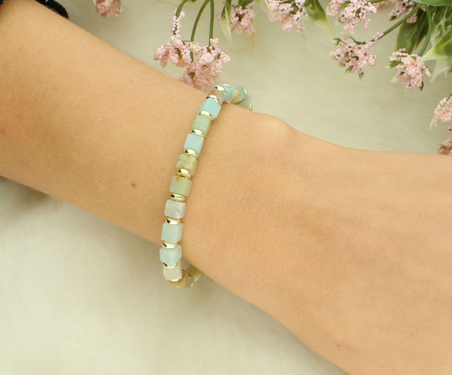 Bransoletka amazonit DIA-BRA-12579-INNE  Bransoletka na gumce to biżuteria cechująca się oryginalnością i wygodą, która zachwyci każdą kobietę. Oryginalny pomysł na prezent.1.jpg