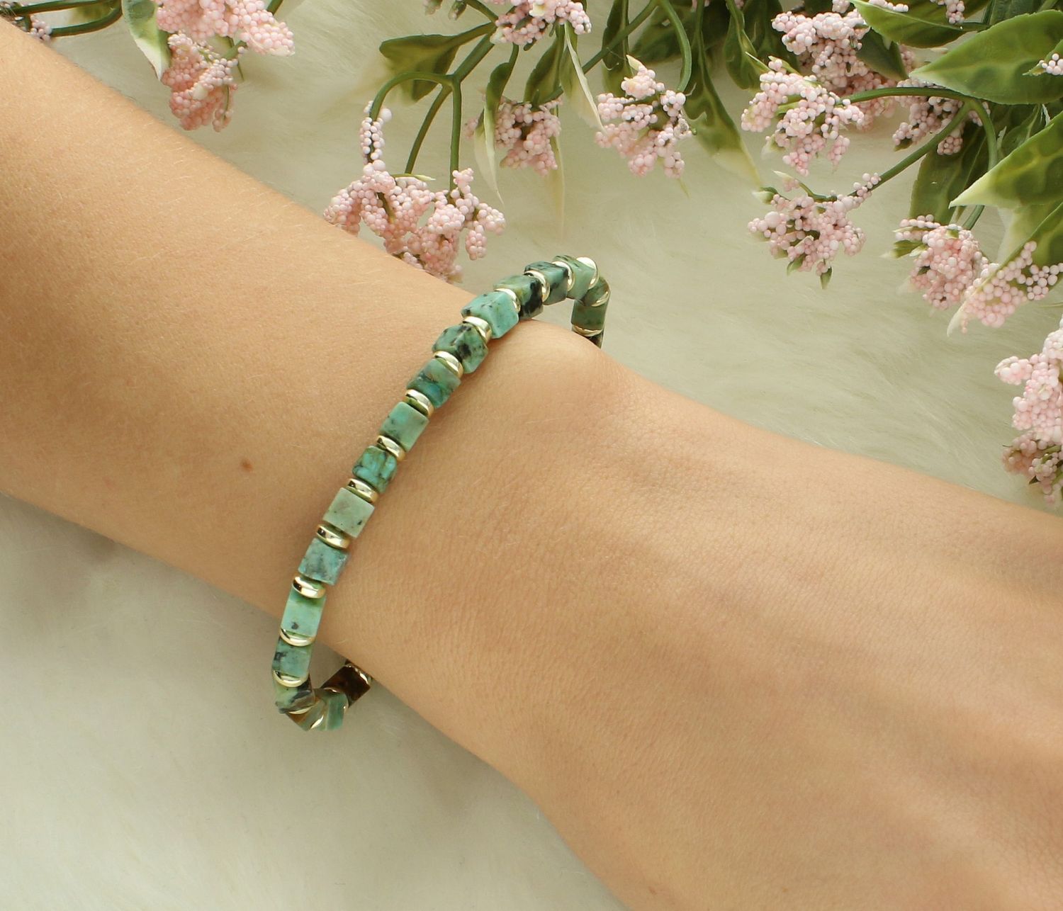 Bransoletka turkus afrykański DIA-BRA-12582-INNE Bransoletka na gumce to biżuteria cechująca się oryginalnością i wygodą, która zachwyci każdą kobietę. Oryginalny pomysł na prezent.11.jpg