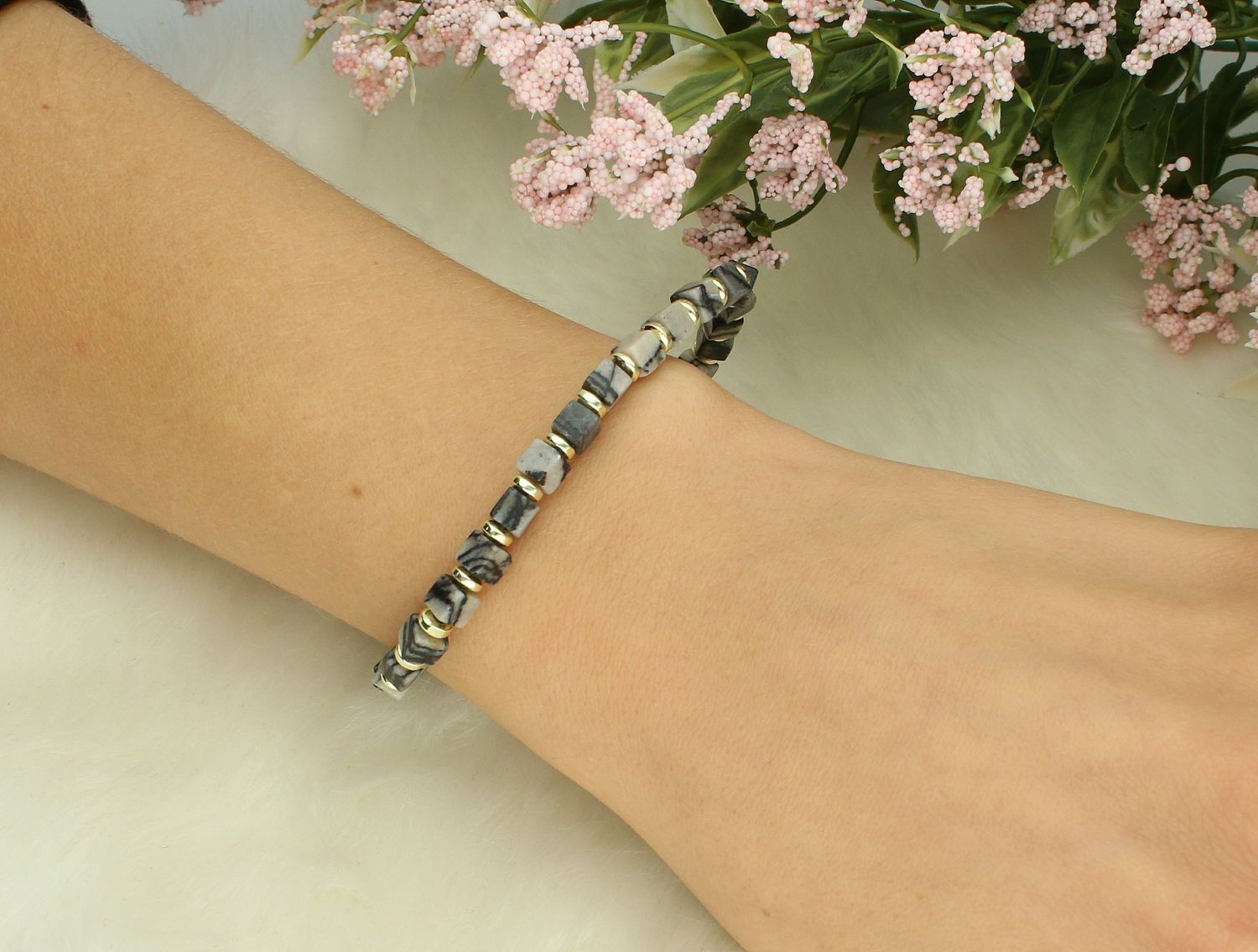 Bransoletka jaspis picasso DIA-BRA-12584-INNE  Bransoletka na gumce to biżuteria cechująca się oryginalnością i wygodą, która zachwyci każdą kobietę. Oryginalny  pomysł na prezent.1.jpg