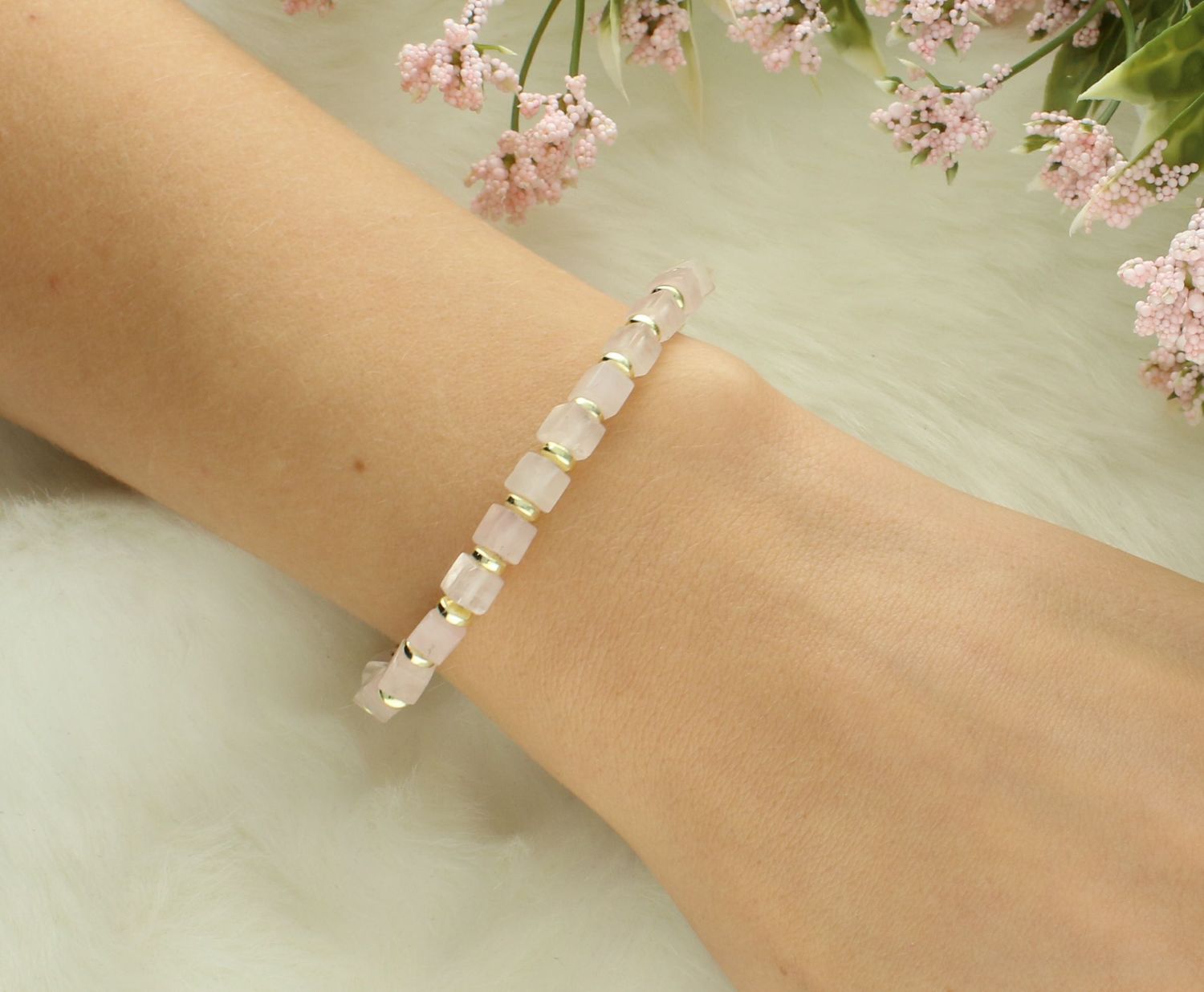 Bransoletka kwarc różowy DIA-BRA-12586-INNE Bransoletka na gumce to biżuteria cechująca się oryginalnością i wygodą, która zachwyci każdą kobietę. Oryginalny  pomysł na prezent.1.jpg