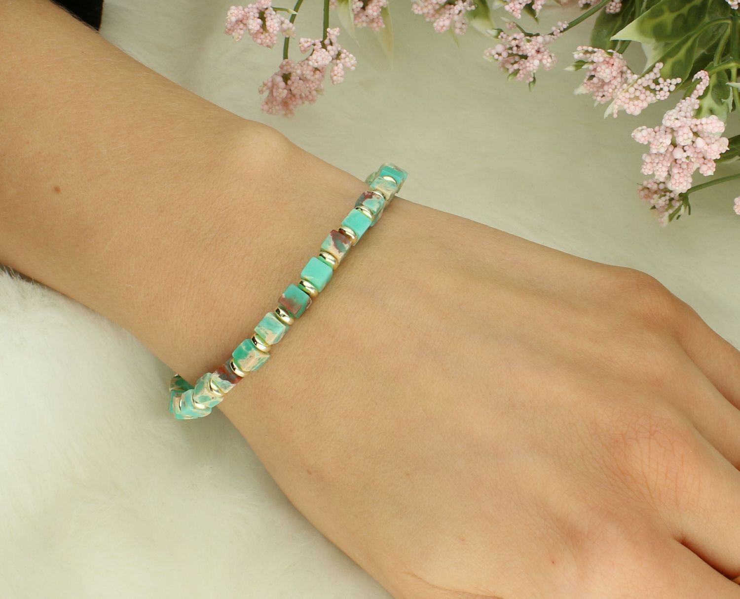 Bransoletka jaspis cesarski DIA-BRA-12587-INNE Bransoletka na gumce to biżuteria cechująca się oryginalnością i wygodą, która zachwyci każdą kobietę. Oryginalny pomysł na prezent..jpg