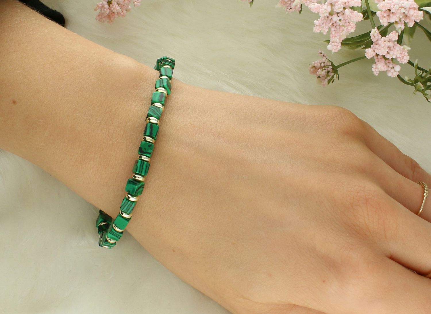 Bransoletka malachit DIA-BRA-12588-INNE Bransoletka na gumce to biżuteria cechująca się oryginalnością i wygodą, która zachwyci każdą kobietę. Oryginalny  pomysł na prezent.1.jpg