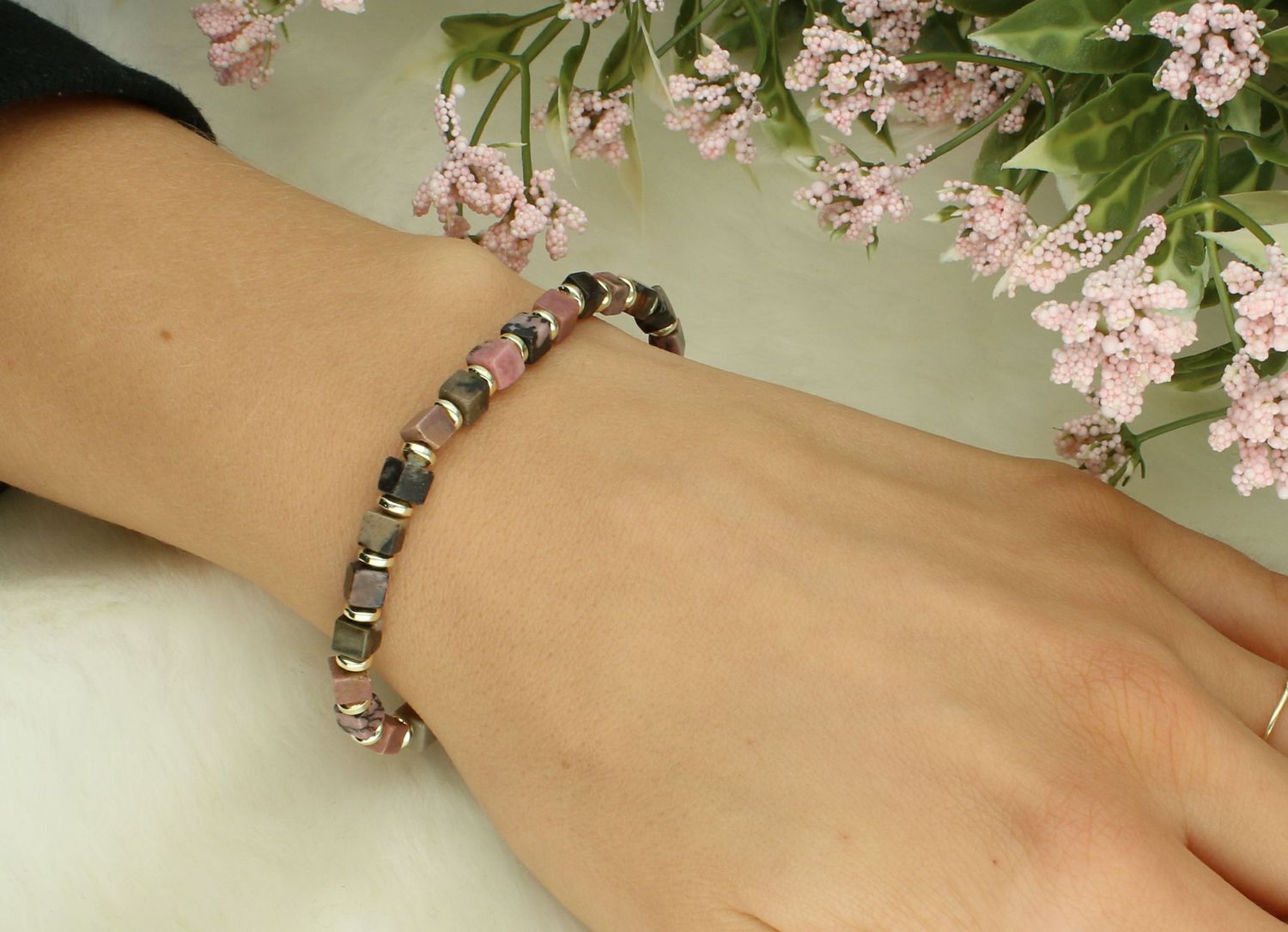 Bransoletka rodonit DIA-BRA-12590-INNE  Bransoletka na gumce to biżuteria cechująca się oryginalnością i wygodą, która zachwyci każdą kobietę. Oryginalny  pomysł na111.jpg