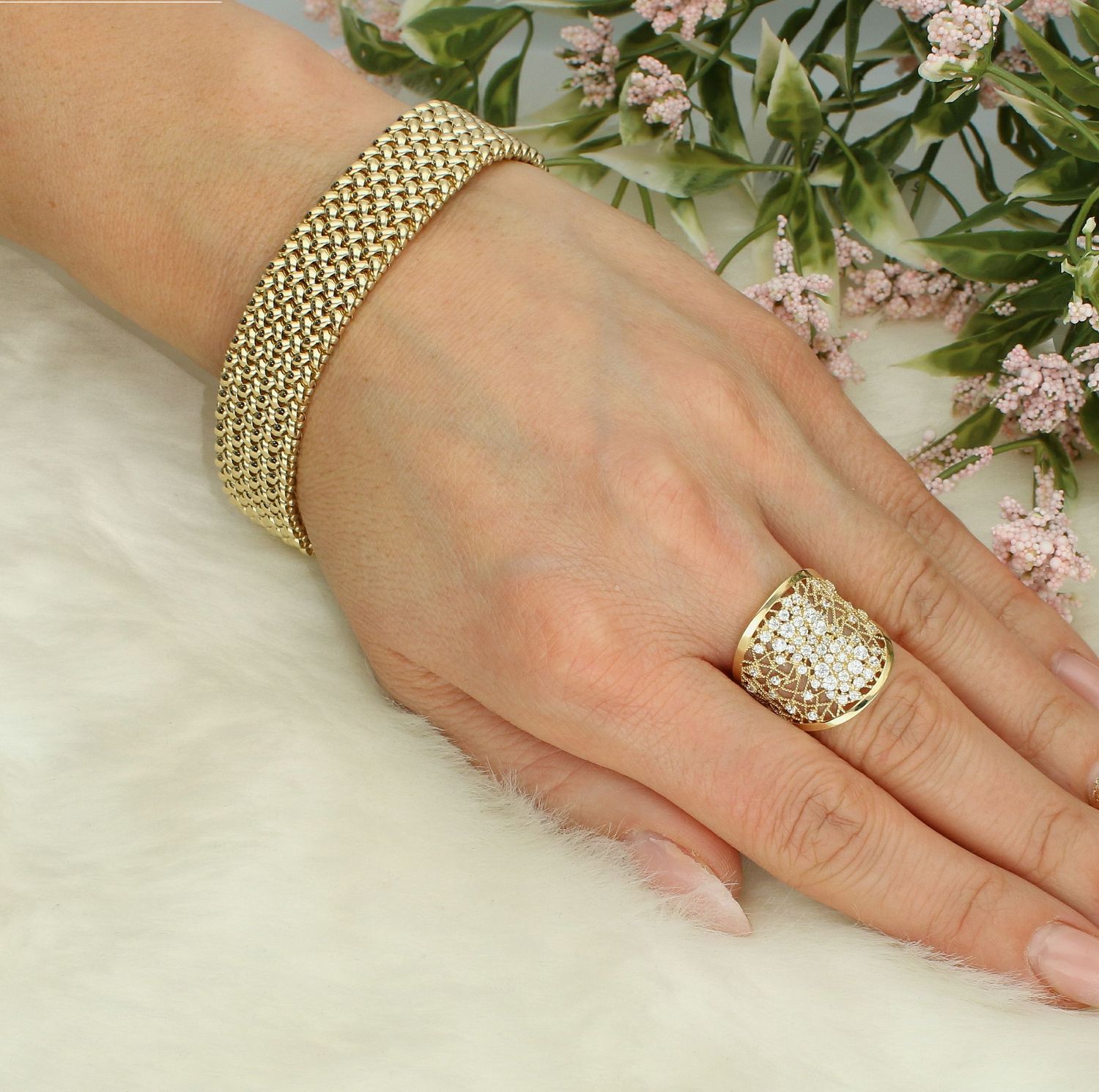 Bransoletka złota próba 585, DIA-BRA-12591-585. Złota bransoletka wykonana z 14 karatowego żółtego złota. Bransoletka to idealny pomysł na prezent. Bransoletka o oryginalnym wzorze ładnie układającym się na ręce..jpg