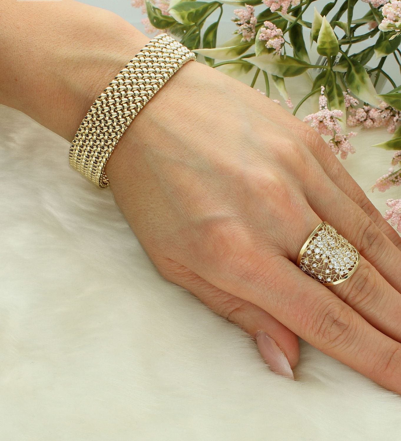 Bransoletka złota próba 585, DIA-BRA-12591-585. Złota bransoletka wykonana z 14 karatowego żółtego złota. Bransoletka to idealny pomysł na prezent. Bransoletka o oryginalnym wzorze ładnie układającym się na ręce..jpg