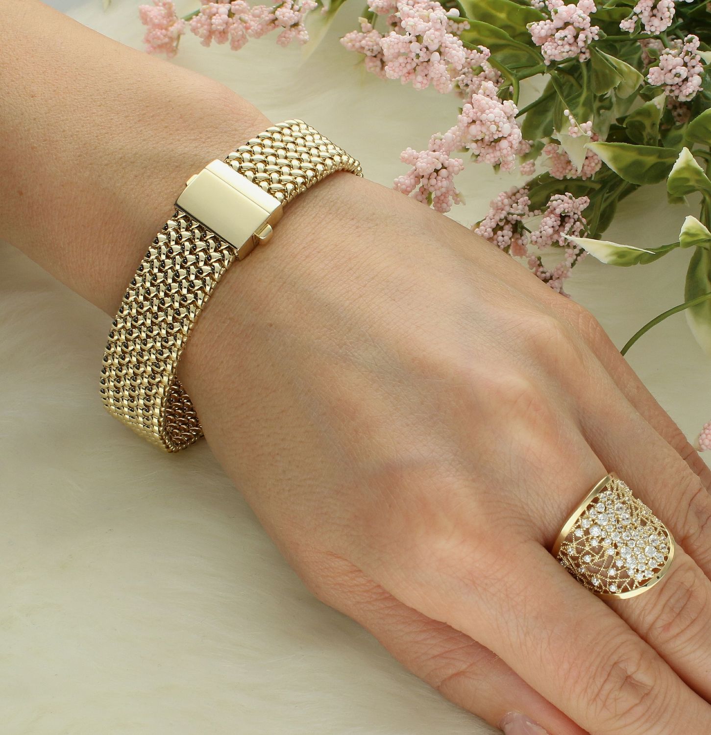 Bransoletka złota próba 585, DIA-BRA-12591-585. Złota bransoletka wykonana z 14 karatowego żółtego złota. Bransoletka to idealny pomysł na prezent. Bransoletka o oryginalnym wzorze ładnie układającym się na ręce..jpg