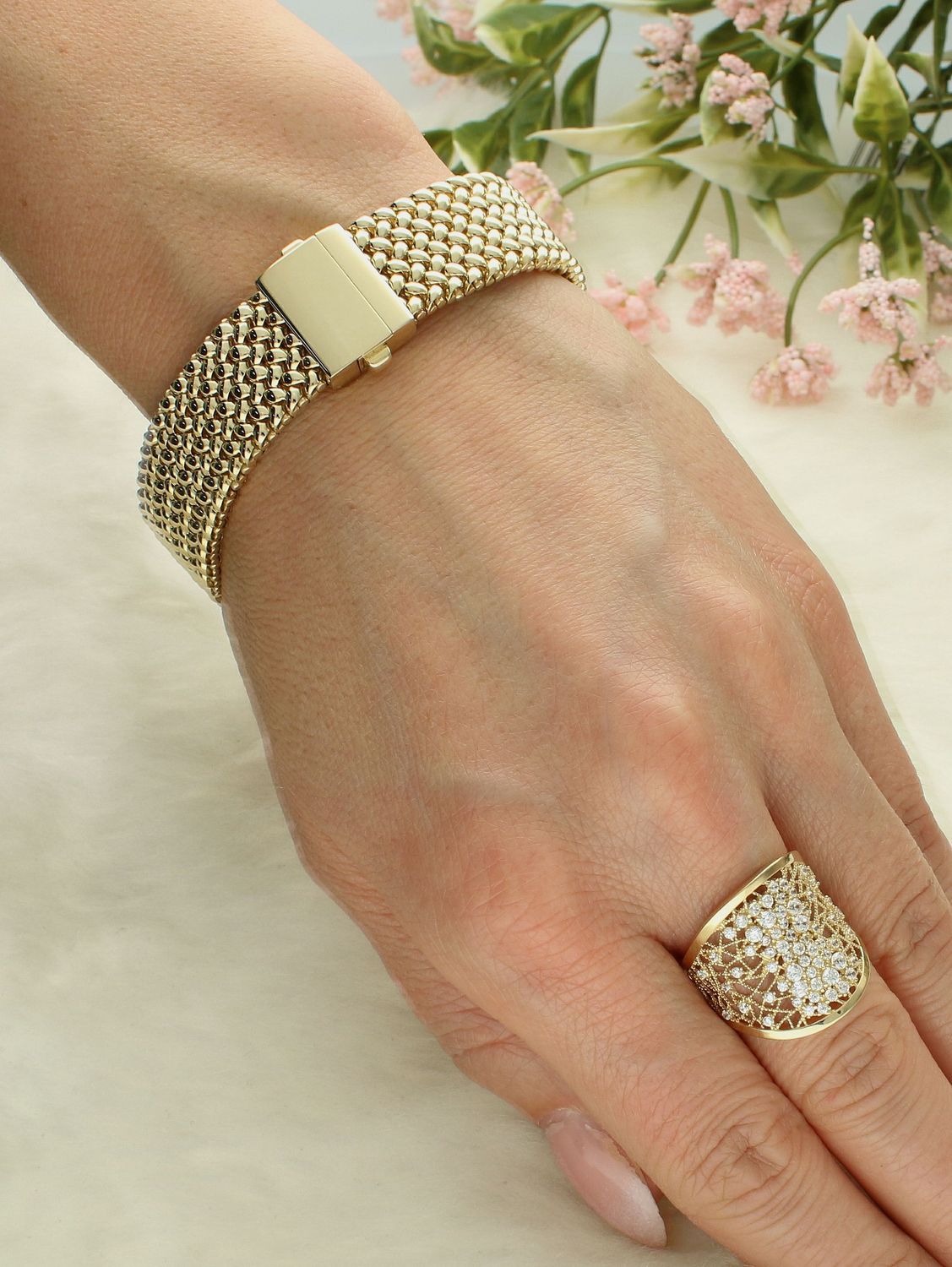 Bransoletka złota próba 585, DIA-BRA-12591-585. Złota bransoletka wykonana z 14 karatowego żółtego złota. Bransoletka to idealny pomysł na prezent. Bransoletka o oryginalnym wzorze ładnie układającym się na ręce..jpg