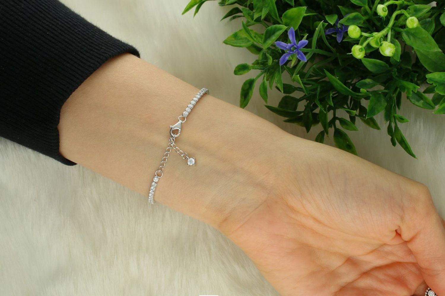 Bransoletka damska srebrna z czerwonym sercem wysadzana cyrkoniami próba 925, DIA-BRA-12602-925 Delikatna, a zarazem efektowna bransoletka damska wykonana z wysokiej jakości srebra próby 925.1.jpg