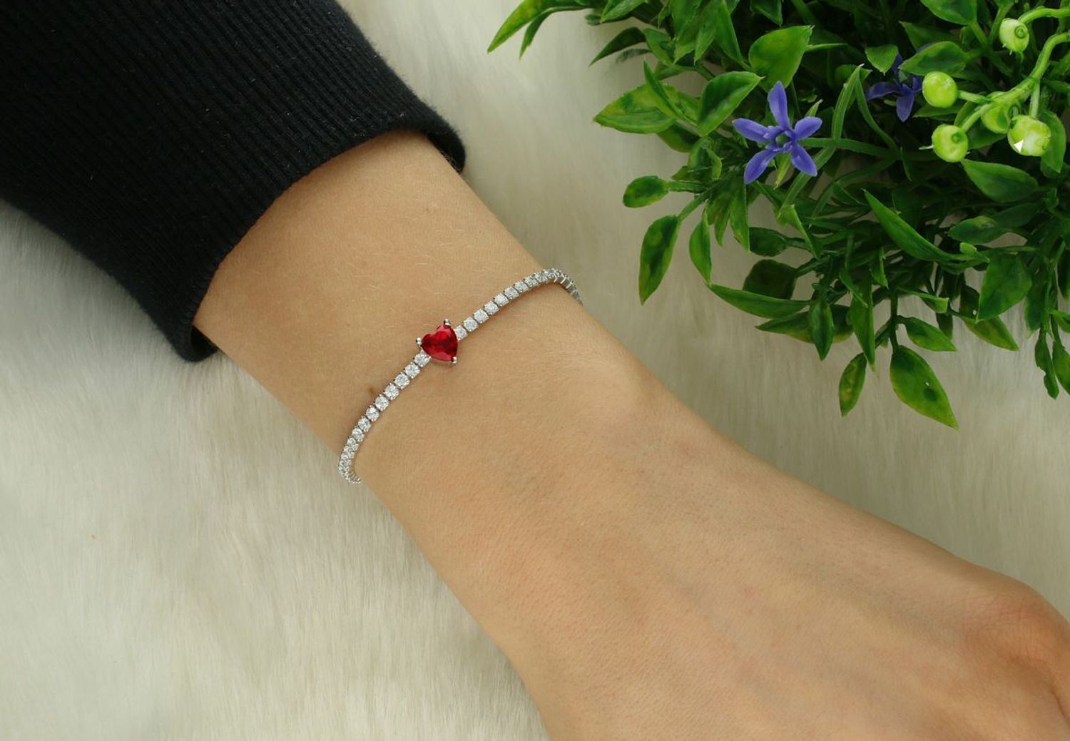 Bransoletka damska srebrna z czerwonym sercem wysadzana cyrkoniami próba 925, DIA-BRA-12602-925 Delikatna, a zarazem efektowna bransoletka damska wykonana z wysokiej jakości srebra próby 925.1.jpg