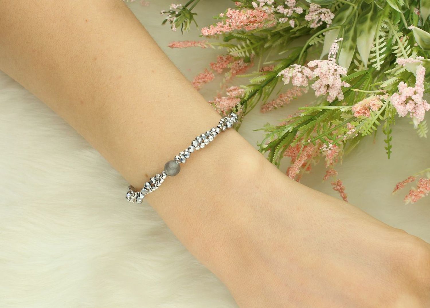 Srebrna bransoletka z podwójnym splotem mieniących się koralików .jpg