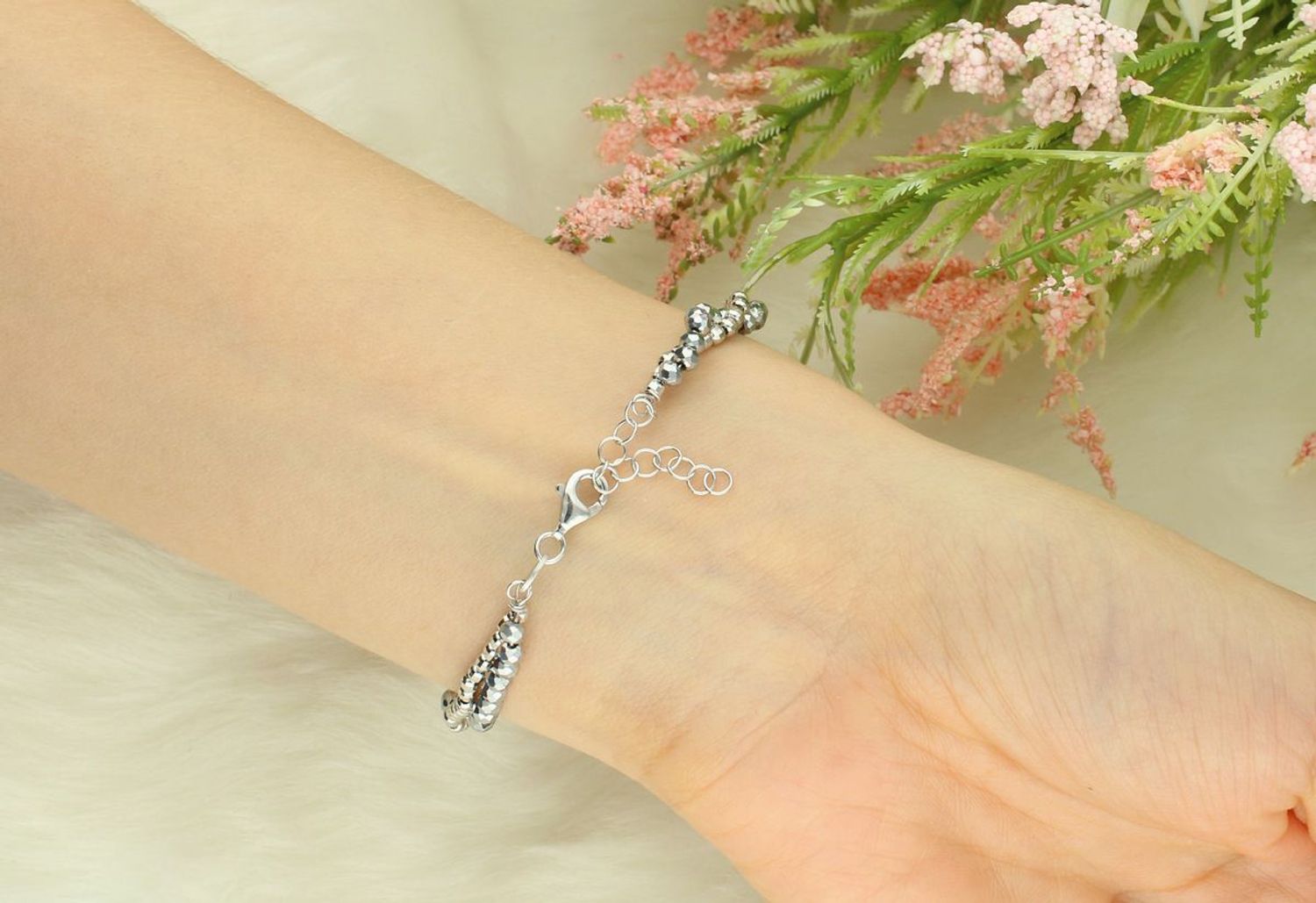 Srebrna bransoletka z podwójnym splotem mieniących się koralików .jpg