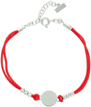 Srebrna bransoletka 925 z czerwonym sznurkiem i gładką blaszką 1,0 cm. Długość regulowana 16–19 cm, zapięcie na karabińczyk. Model DIA-BRA-12671-925.1.jpg