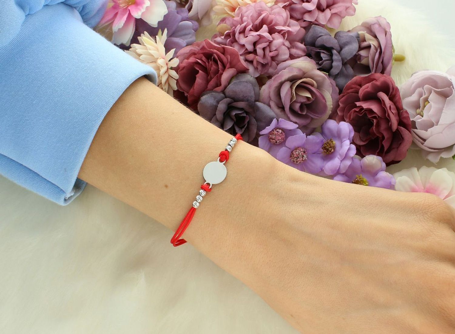 Srebrna bransoletka 925 z czerwonym sznurkiem i gładką blaszką 1,0 cm. Długość regulowana 16–19 cm, zapięcie na karabińczyk. Model DIA-BRA-12671-925.1.jpg