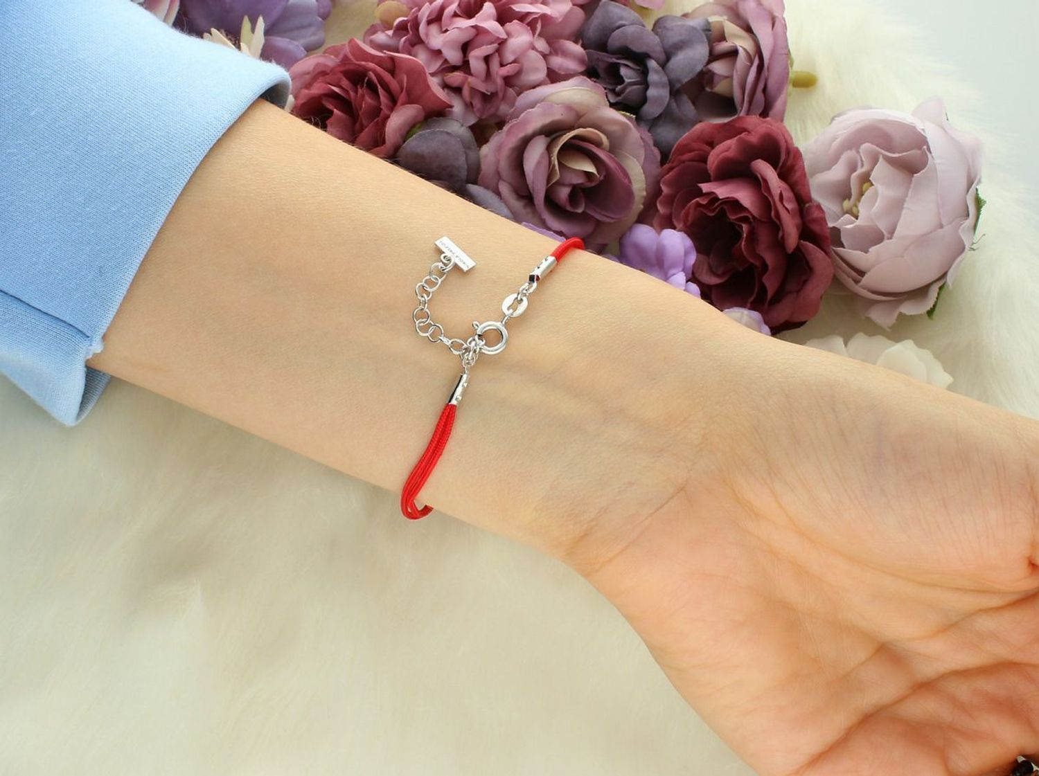 Srebrna bransoletka 925 z czerwonym sznurkiem i gładką blaszką 1,0 cm. Długość regulowana 16–19 cm, zapięcie na karabińczyk. Model DIA-BRA-12671-925.1.jpg