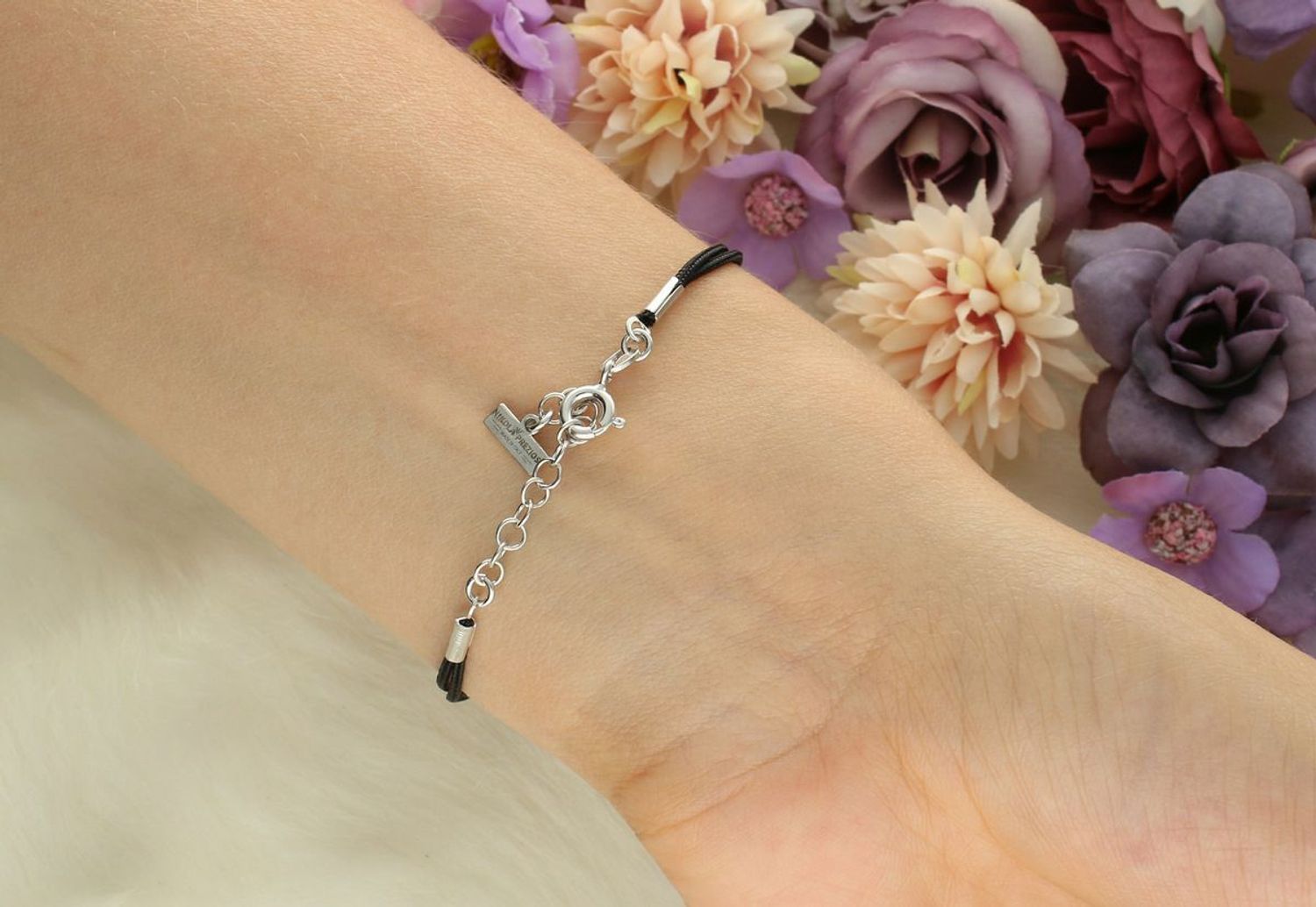 Delikatna bransoletka damska ze srebra 925 z czarnym sznureczkiem i okrągłą blaszką 9 mm. Długość 16 cm + 3 cm, zapięcie na karabińczyk. Model DIA-BRA-12672-925 – lekka i elegancka biżuteria.1.jpg