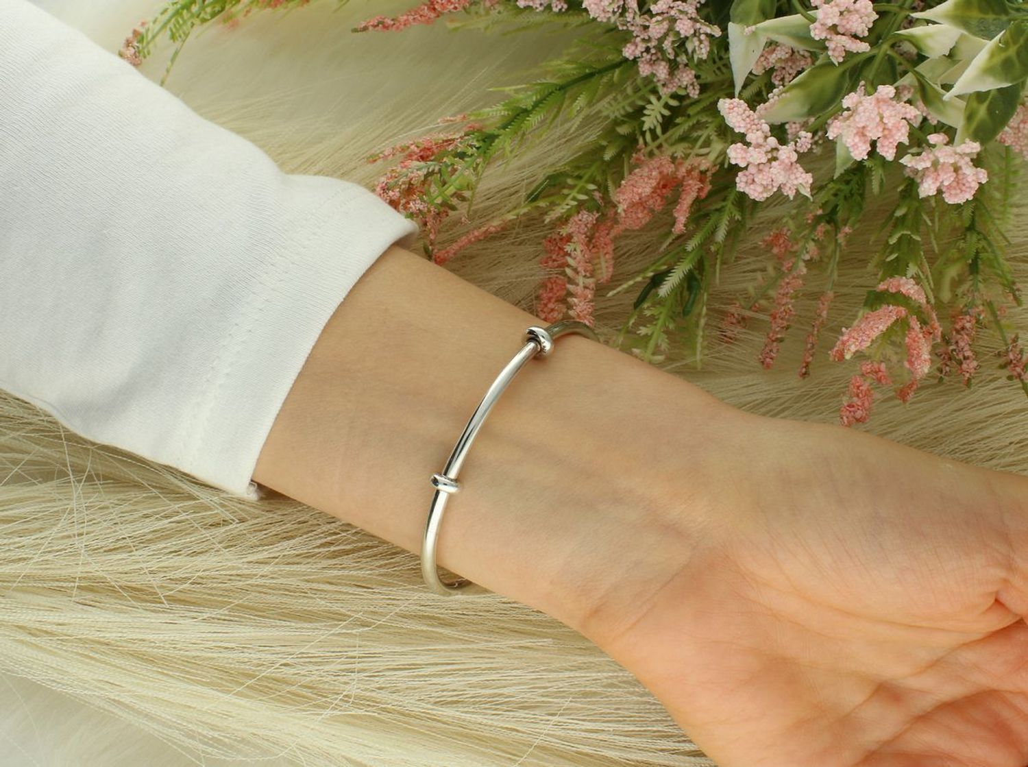 Bransoletka srebrna sztywna pandorka z ozdobnymi kuleczkami z cyrkonią DIA-BRA-12708-925. Efektowna bransoletka wykonana jest z niezwykłą starannością i dbałością o każdy szczegół. Bransoletka 1.jpg