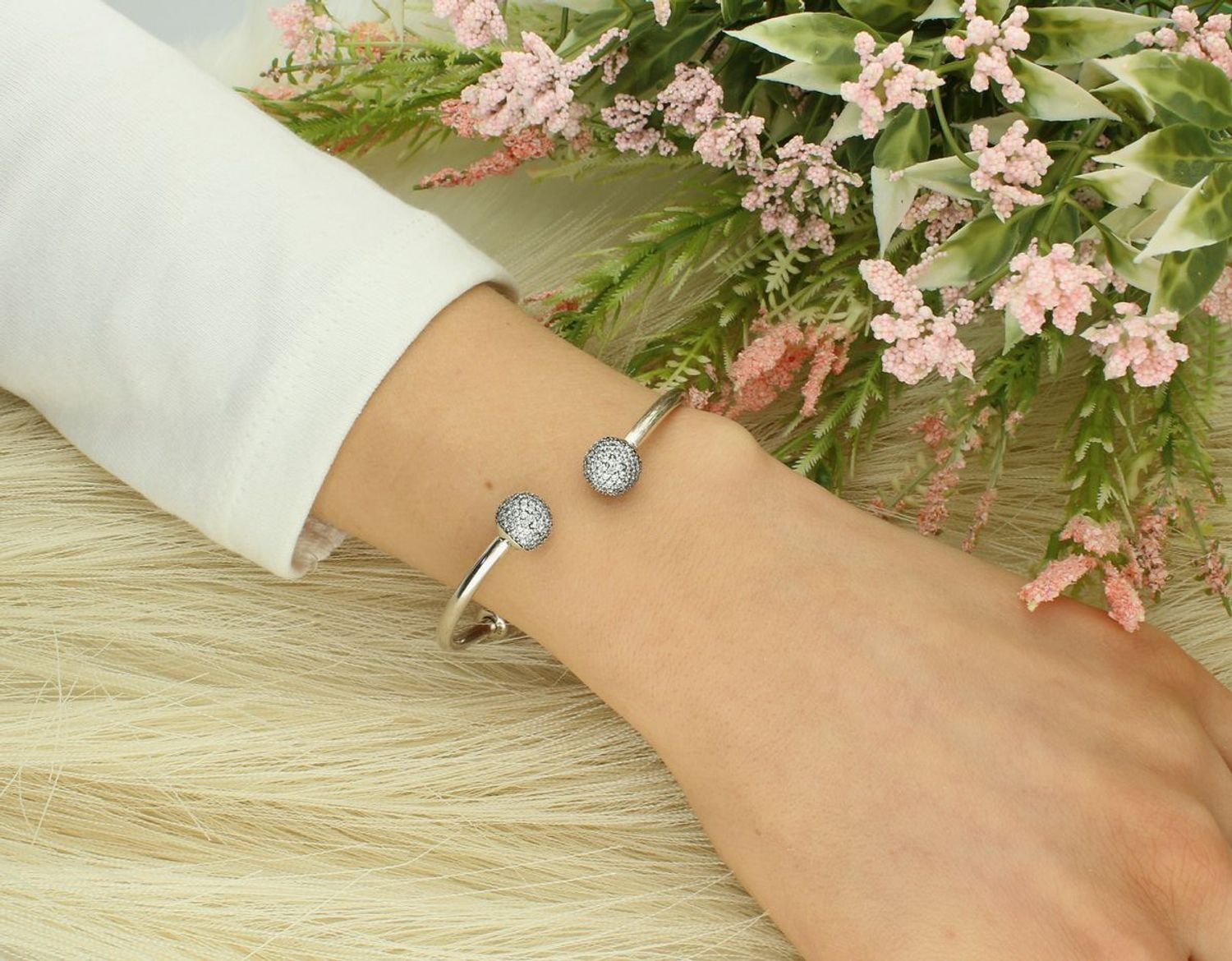 Bransoletka srebrna sztywna pandorka z ozdobnymi kuleczkami z cyrkonią DIA-BRA-12708-925. Efektowna bransoletka wykonana jest z niezwykłą starannością i dbałością o każdy szczegół. Bransoletka 1.jpg