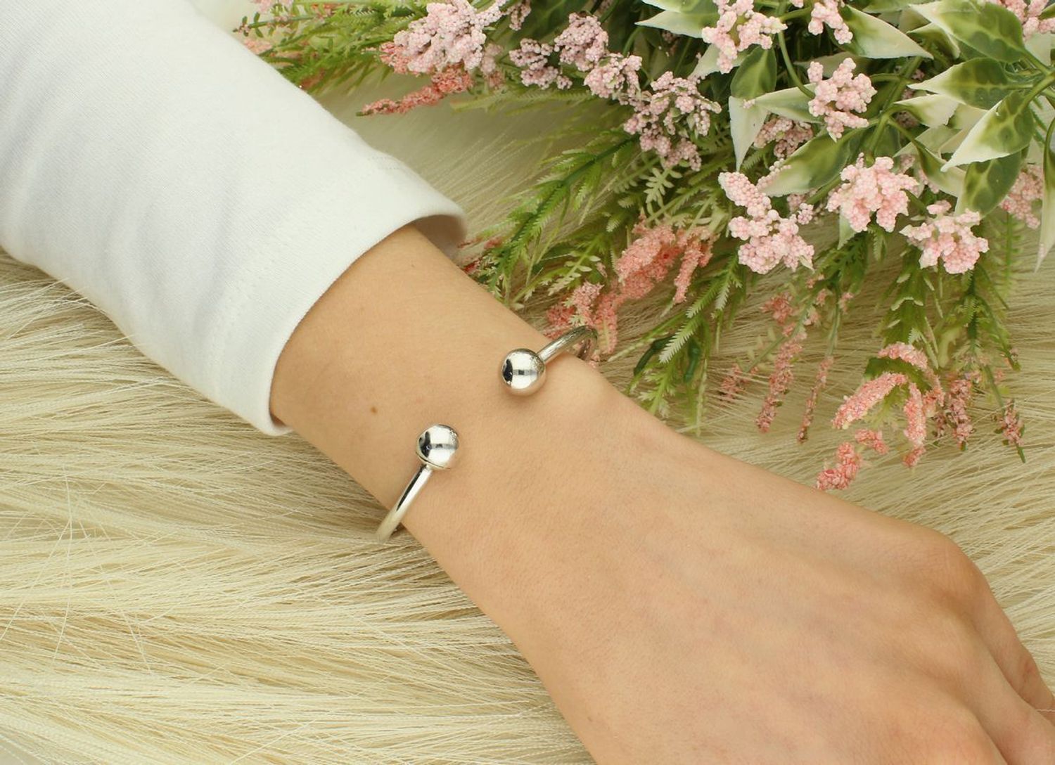 Bransoletka srebrna sztywna pandorka z ozdobnymi kuleczkami DIA-BRA-12709-925. Srebrna bransoletka z ozdobnymi kuleczkami to propozycja od Sklepu Jubilerskiego Diament. Bransoletka srebrna 1.jpg