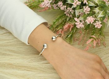 Bransoletka srebrna sztywna pandorka z ozdobnymi kuleczkami DIA-BRA-12709-925. Srebrna bransoletka z ozdobnymi kuleczkami to propozycja od Sklepu Jubilerskiego Diament. Bransoletka srebrna z 2.jpg