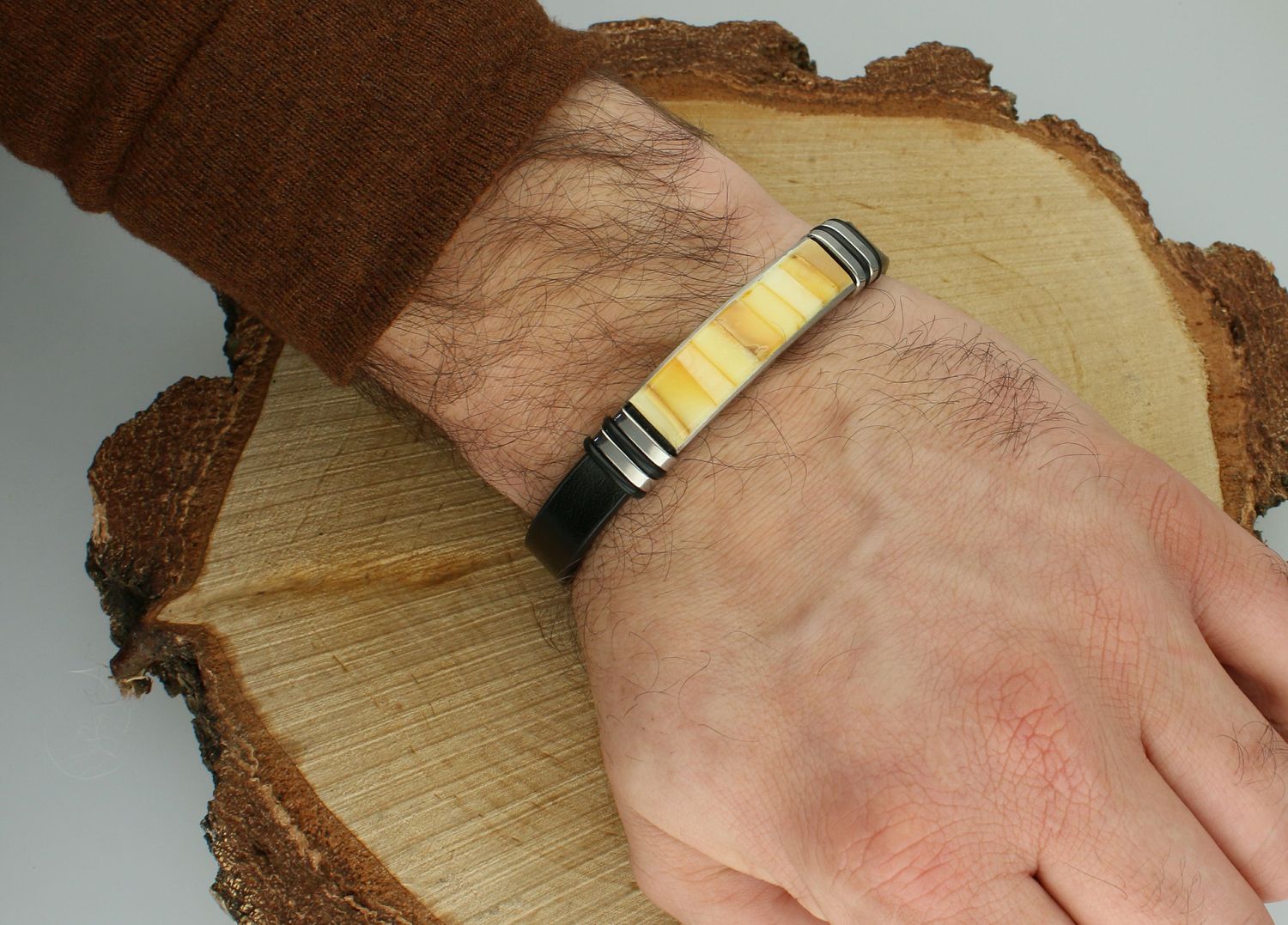 Bransoletka męska skórzana z bursztynem pr 925, DIA-BRA-12712-STAL Bransoletka wykonana ze skóry ozdobiona stalową blaszką ozdobiona bursztynem. Idealny pomysł na prezent dla każdego mężczyzny1.jpg