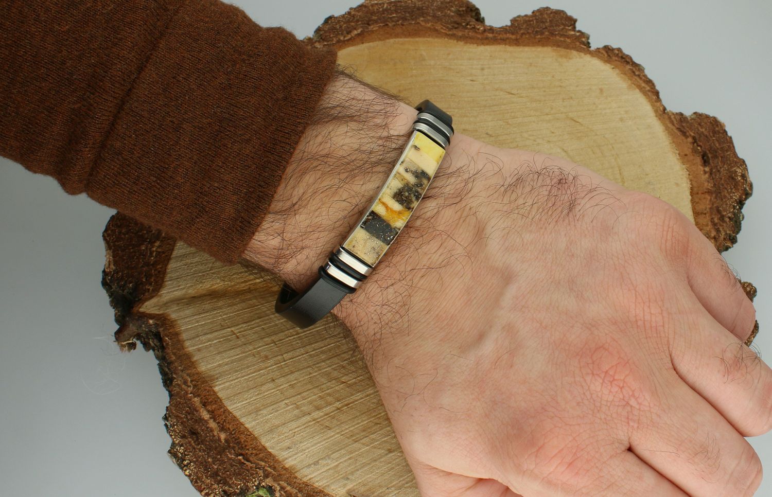 Bransoletka męska skórzana z bursztynem pr 925, DIA-BRA-12714-STAL Bransoletka wykonana ze skóry ozdobiona stalową blaszką ozdobiona bursztynem. Idealny pomysł na prezent dla każdego mężczyzny1.jpg