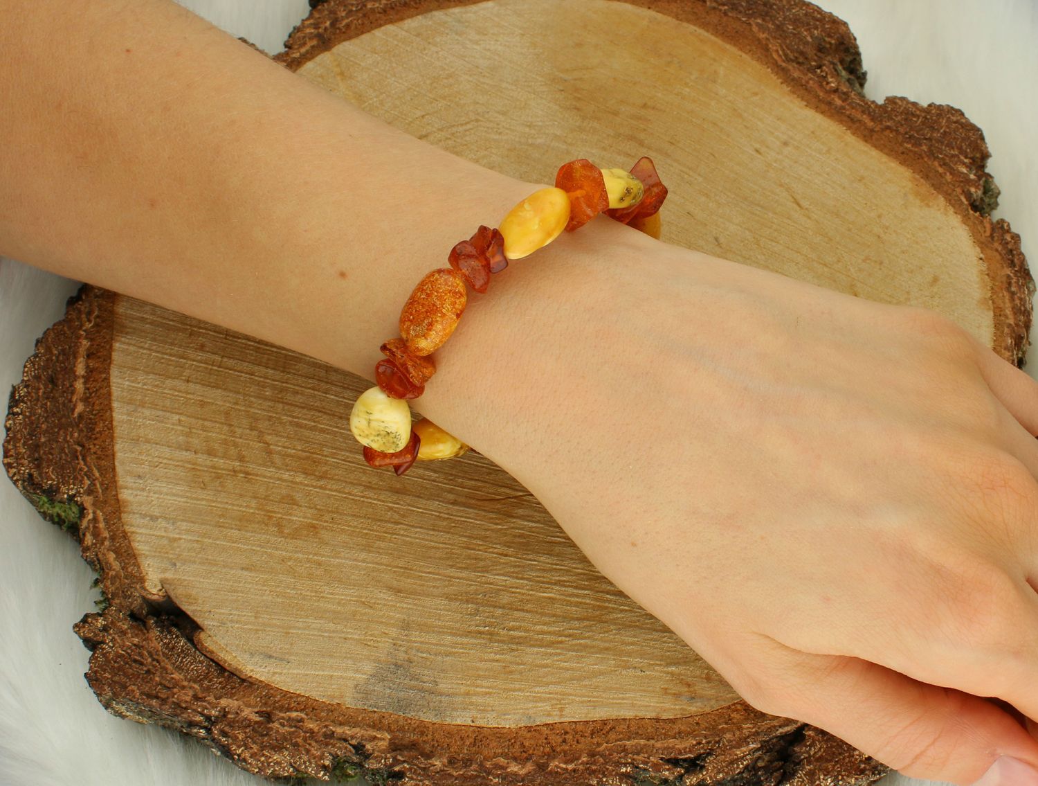 Bransoletka damska bursztyn bałtycki DIA-BRA-12718-INNE  Efektowna bransoletka z bursztynu wykonany z niezwykłą starannością i dbałością o każdy szczegół. Bransoletka z bursztynu ma często dużą wartość artystyczną.1.jpg