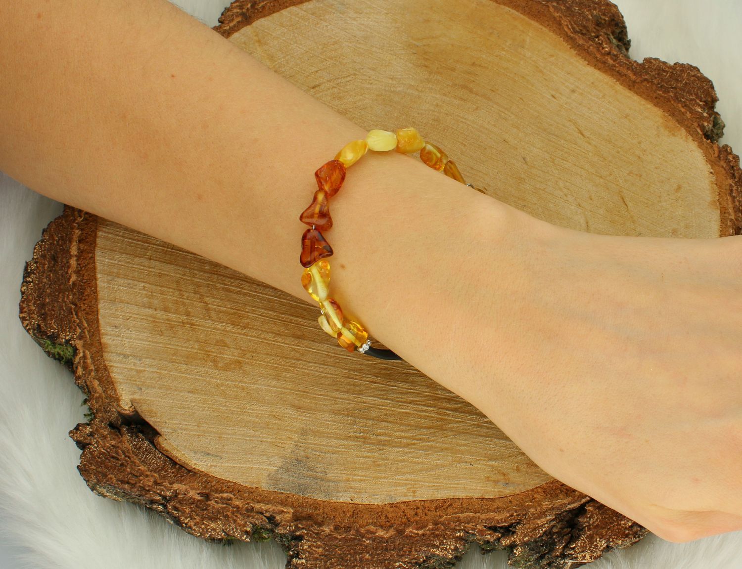 Bransoletka damska bursztyn z kauczukiem DIA-BRA-12719-STAL Efektowna bransoletka z bursztynem o nieregularnych kształtach w połączeniu z kauczukiem wykonana z niezwykłą starannością i dbałością o każdy szczegół.1.jpg