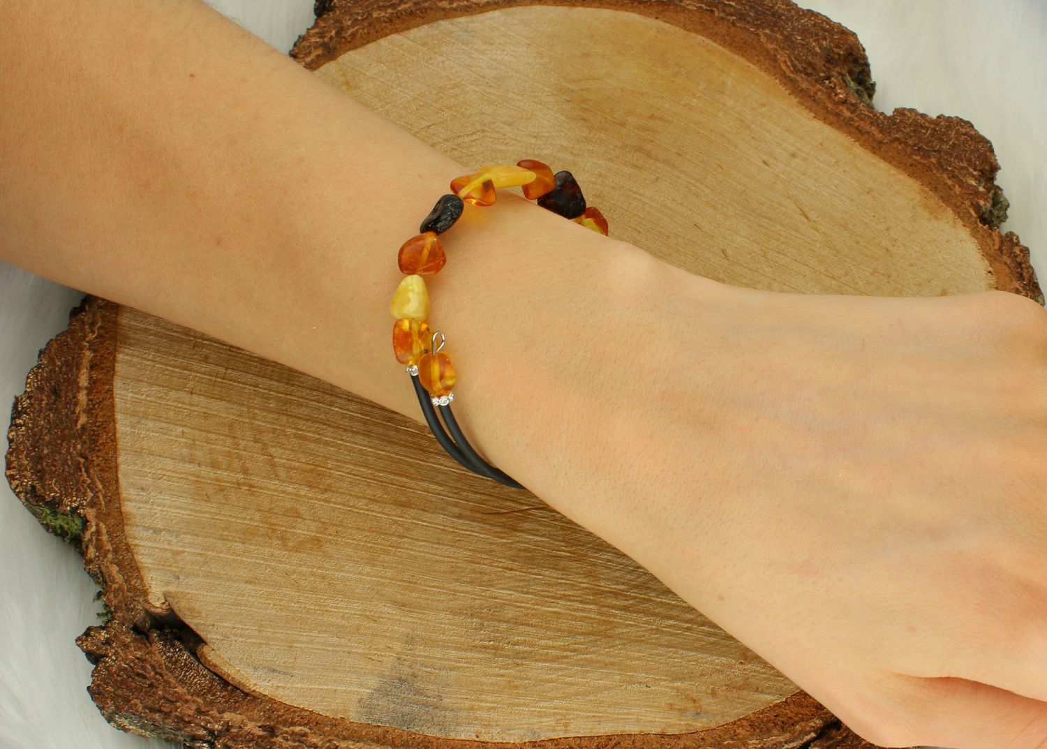 Bransoletka damska bursztyn z kauczukiem DIA-BRA-12720-STAL Efektowna bransoletka z bursztynem o nieregularnych kształtach w połączeniu z kauczukiem wykonana z niezwykłą starannością i dbałością o każdy szczegół. 1.jpg
