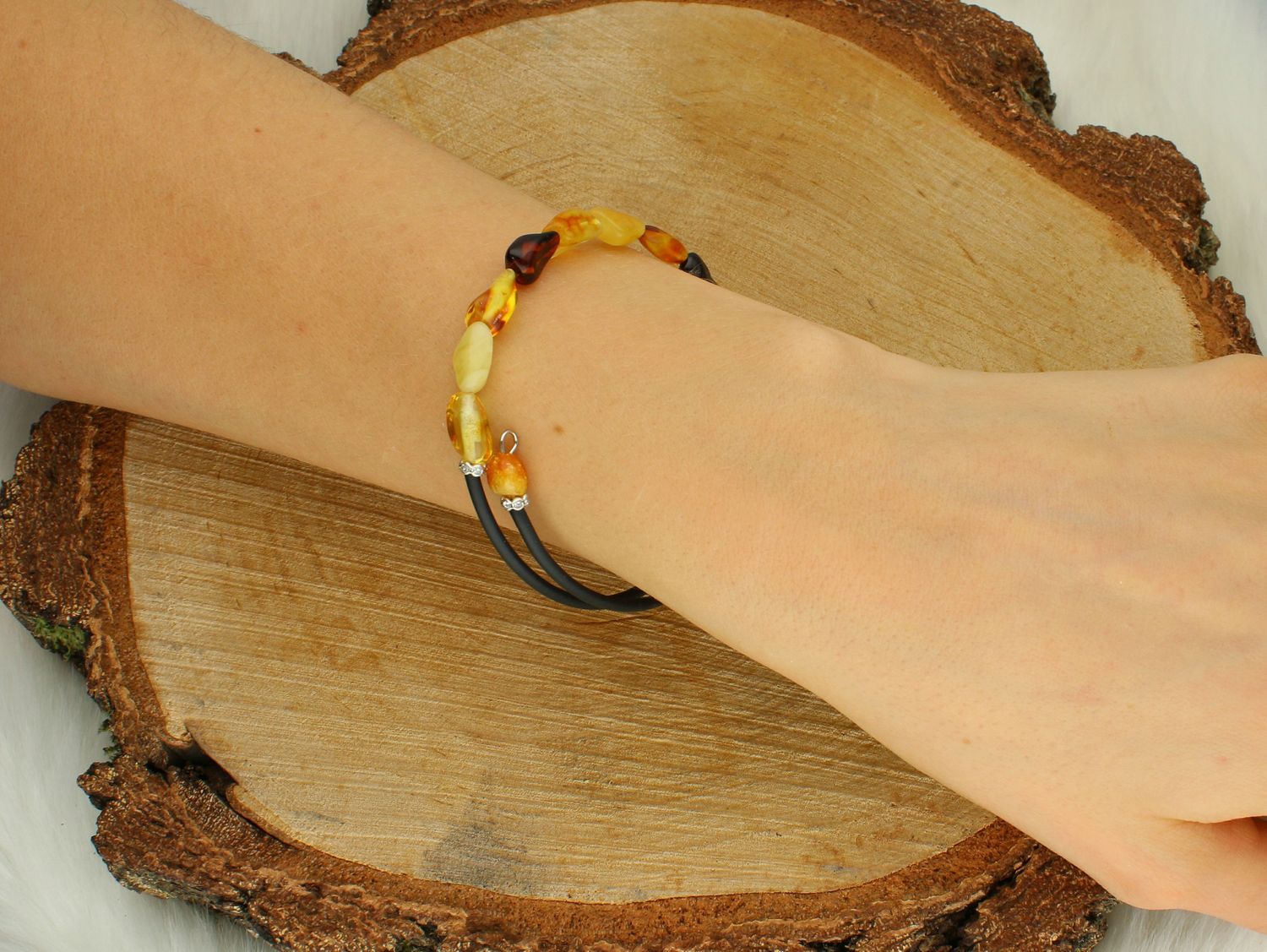 Bransoletka damska bursztyn z kauczukiem DIA-BRA-12721-STAL  Efektowna bransoletka z bursztynem w połączeniu z kauczukiem o nieregularnych kształtach bursztynu wykonana z niezwykłą starannością i dbałością o każdy 1.jpg