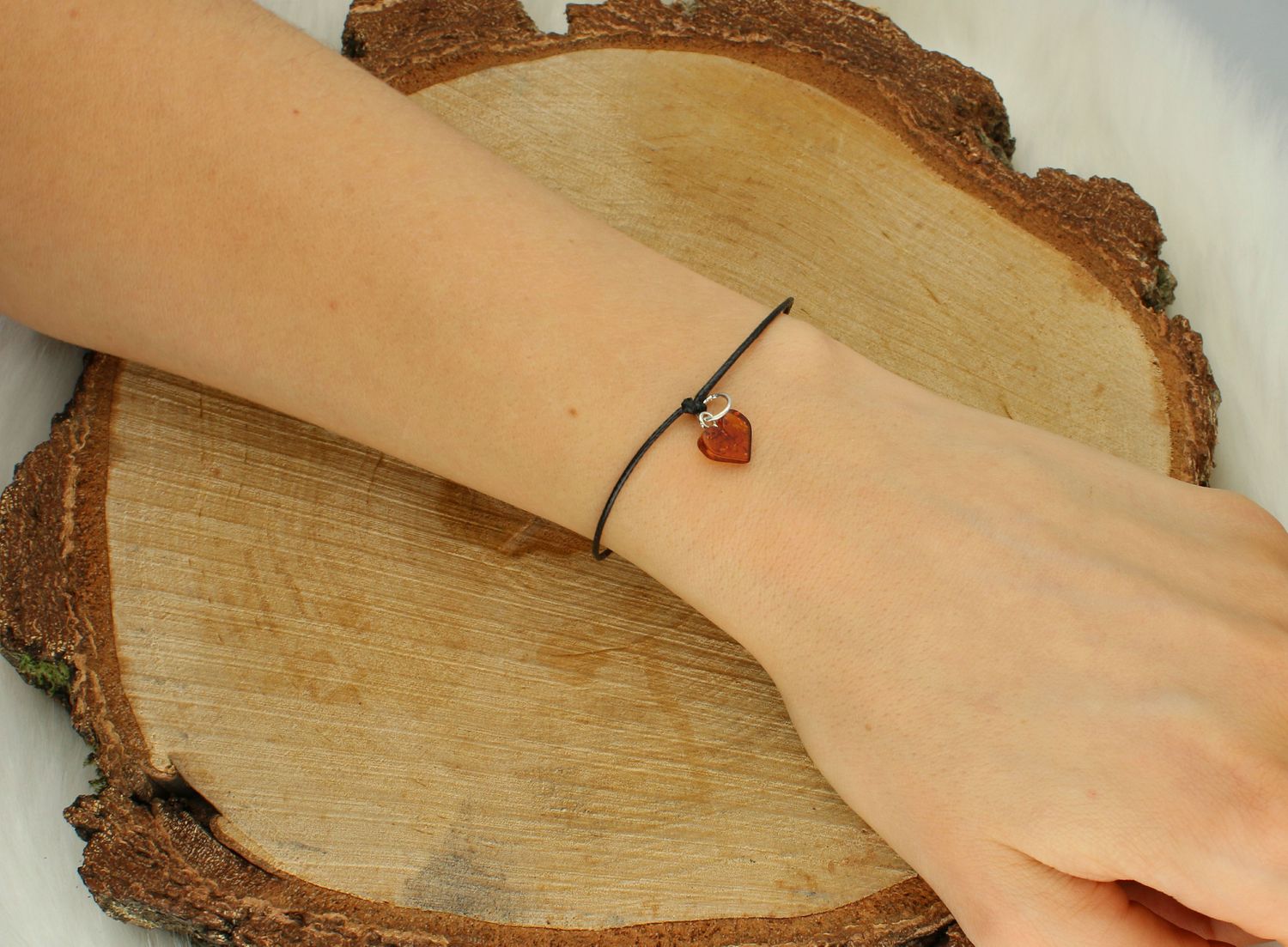 Bransoletka na sznureczku serce z bursztynu pr 925, DIA-BRA-12723-925 bransoletka wykonana ze sznureczka w czarnym kolorze, z dołączoną zawieszką z bursztynu w kształcie serca. Idealny pomysł na prezent dla każdej 1.jpg