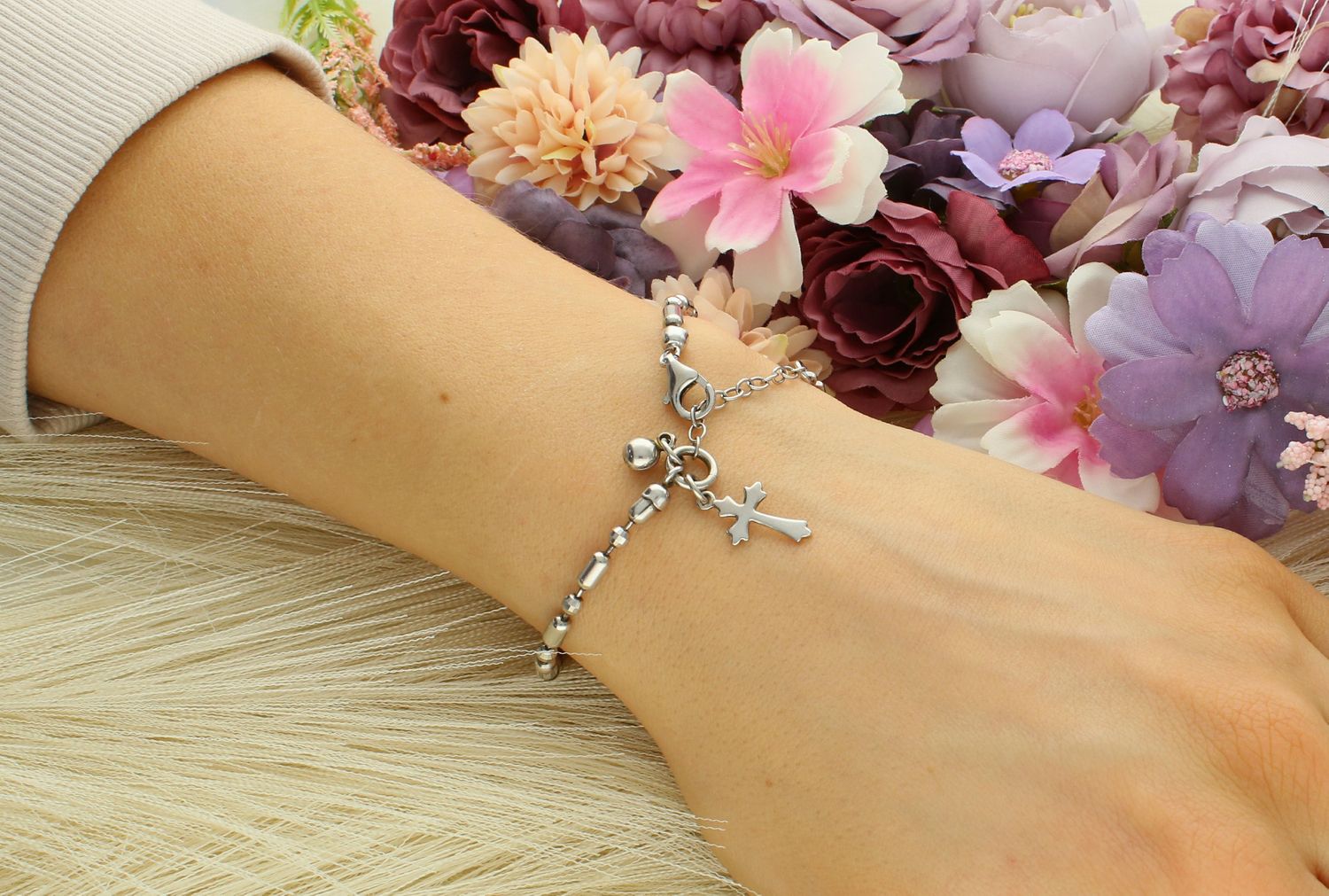 Bransoletka srebrna z wiszącym krzyżem pr 925, DIA-BRA-12785-925 Bransoletka wykonana z najwyższej jakości srebra. Idealny pomysł na prezent dla każdej kobiety. Bransoletka srebrna wykonana1.jpg