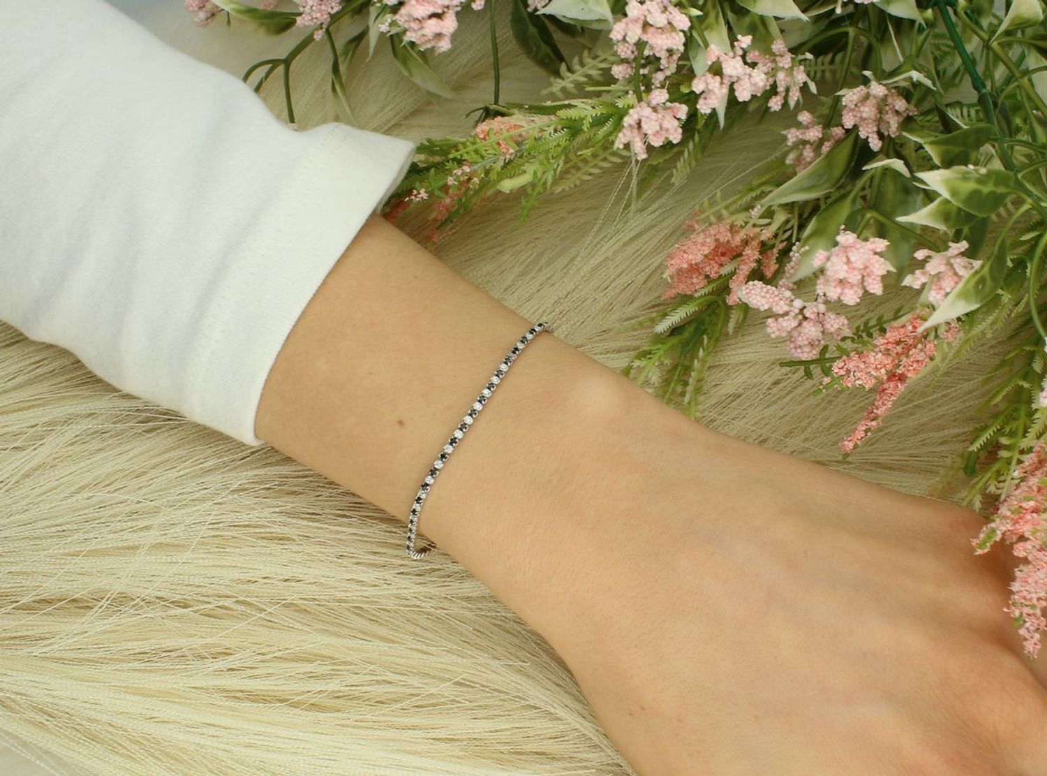 Bransoletka damska srebrna próba 925 zdobiona białą i czarną cyrkonią DIA-BRA-12826-925 Zainwestuj w ponadczasową jakość i olśniewający design, który nigdy nie wychodzi z mody.1.jpg