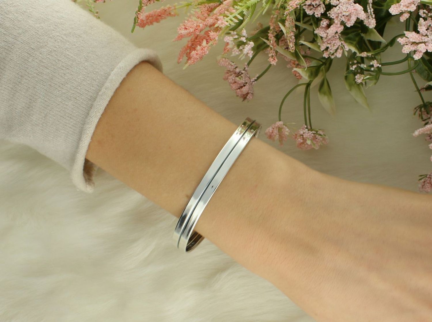 Bransoletka srebrna owalna sztywna DIA-BRA-12830-925 Bransoletka wykonana z najwyższej jakości srebra. Idealny pomysł na prezent dla każdej kobiety1.jpg