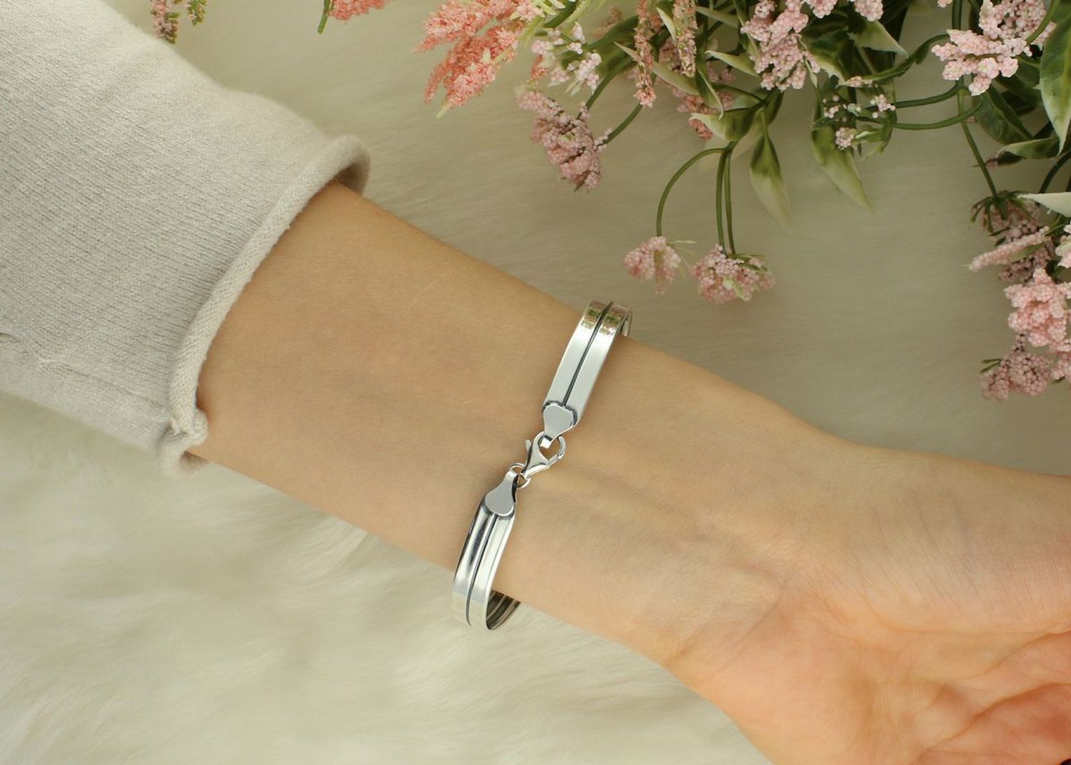 Bransoletka srebrna owalna sztywna DIA-BRA-12830-925 Bransoletka wykonana z najwyższej jakości srebra. Idealny pomysł na prezent dla każdej kobiety1.jpg