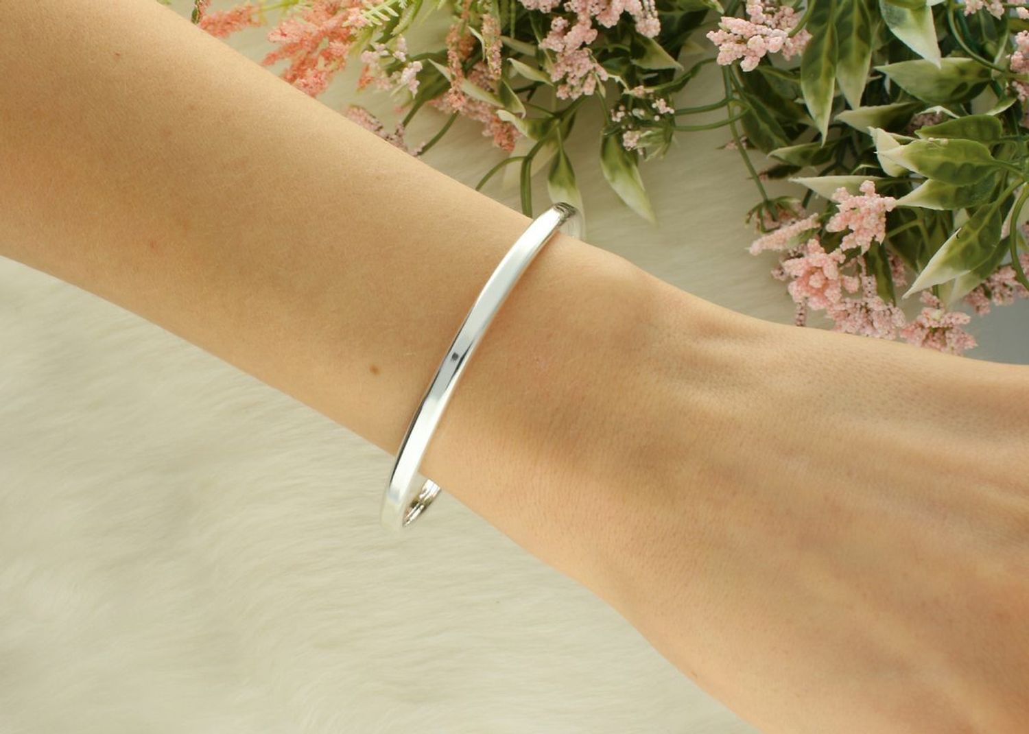 Bransoletka srebrna sztywna okrągła DIA-BRA-12831-925 Bransoletka wykonana z najwyższej jakości srebra. Idealny pomysł na prezent dla każdej kobiety. 1.jpg