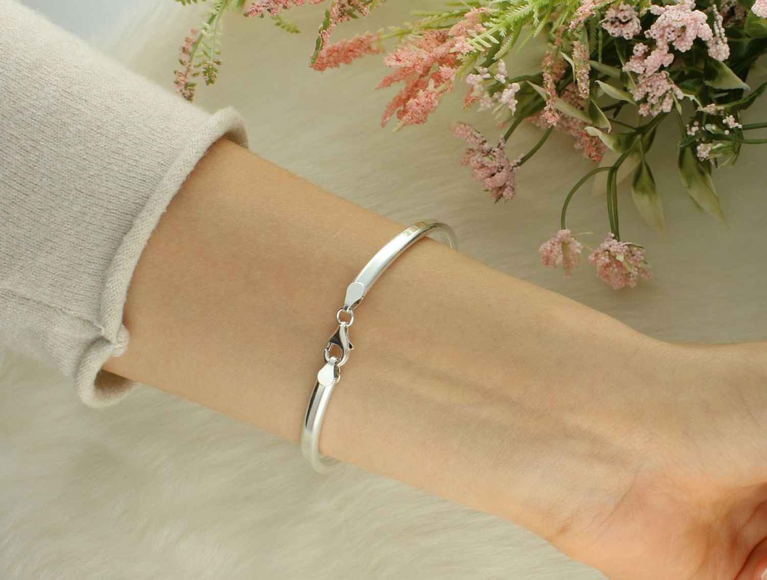 Bransoletka srebrna sztywna okrągła DIA-BRA-12831-925 Bransoletka wykonana z najwyższej jakości srebra. Idealny pomysł na prezent dla każdej kobiety. 1.jpg