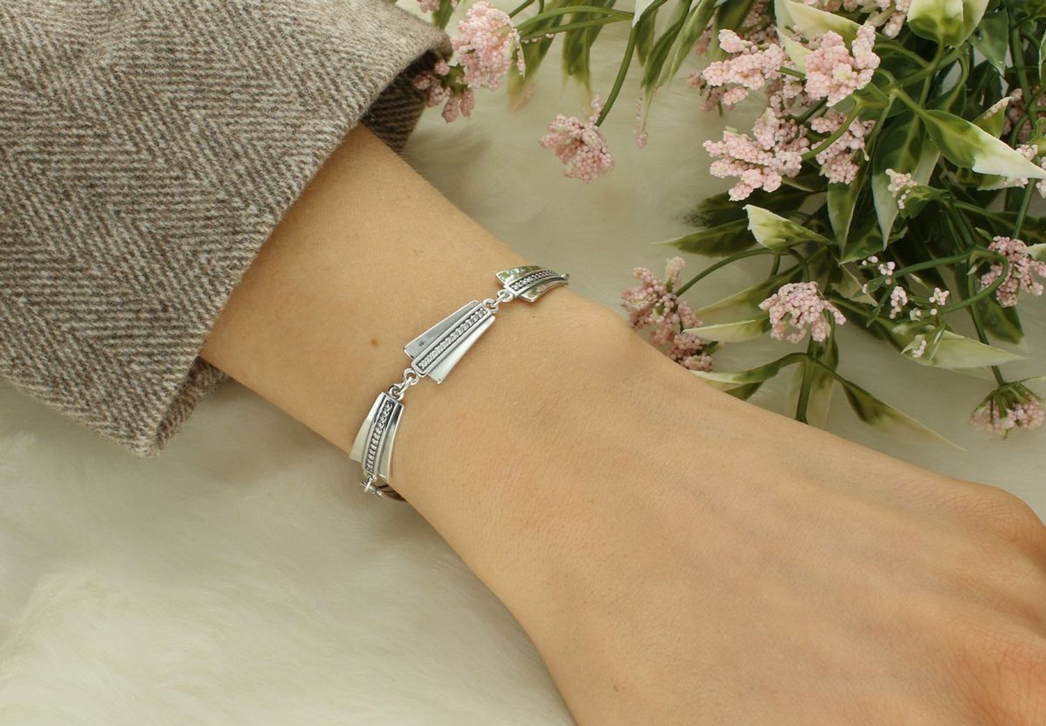 Bransoletka srebrna blaszki z cyrkonią pr 925, DIA-BRA-12835-925 Bransoletka wykonana z najwyższej jakości srebra. Idealny pomysł na prezent dla każdej kobiety. 1.jpg