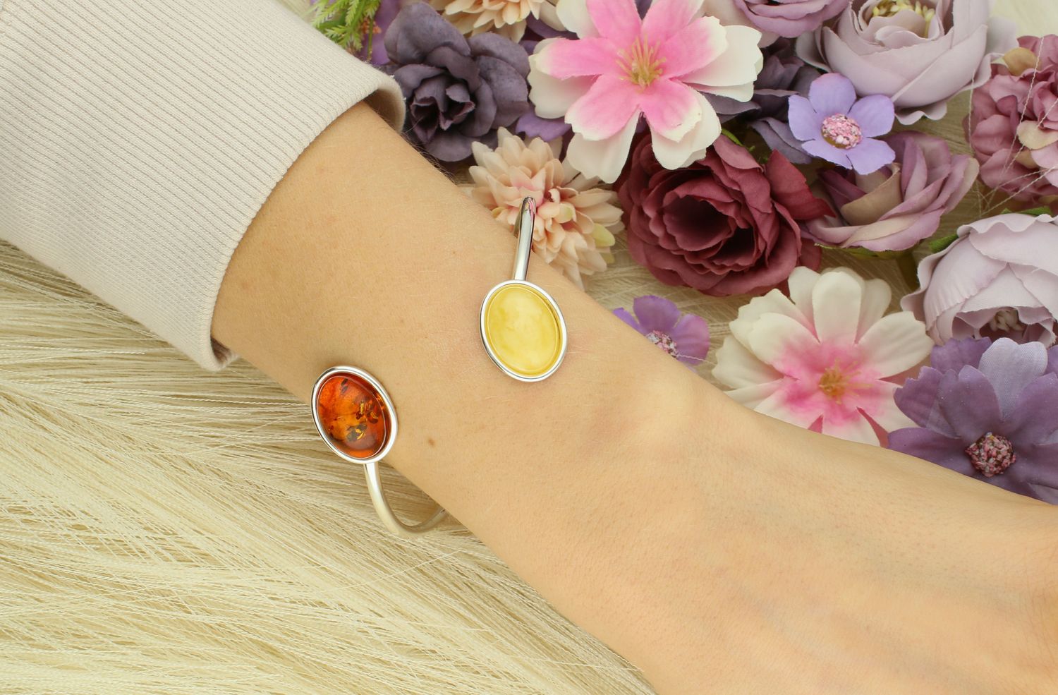 Bransoletka srebrna sztywna z bursztynem DIA-BRA-12850-925 Srebrna bransoletka z bursztynem w brązowym i mlecznym odcieniu to propozycja od Sklepu Jubilerskiego Diament1.jpg