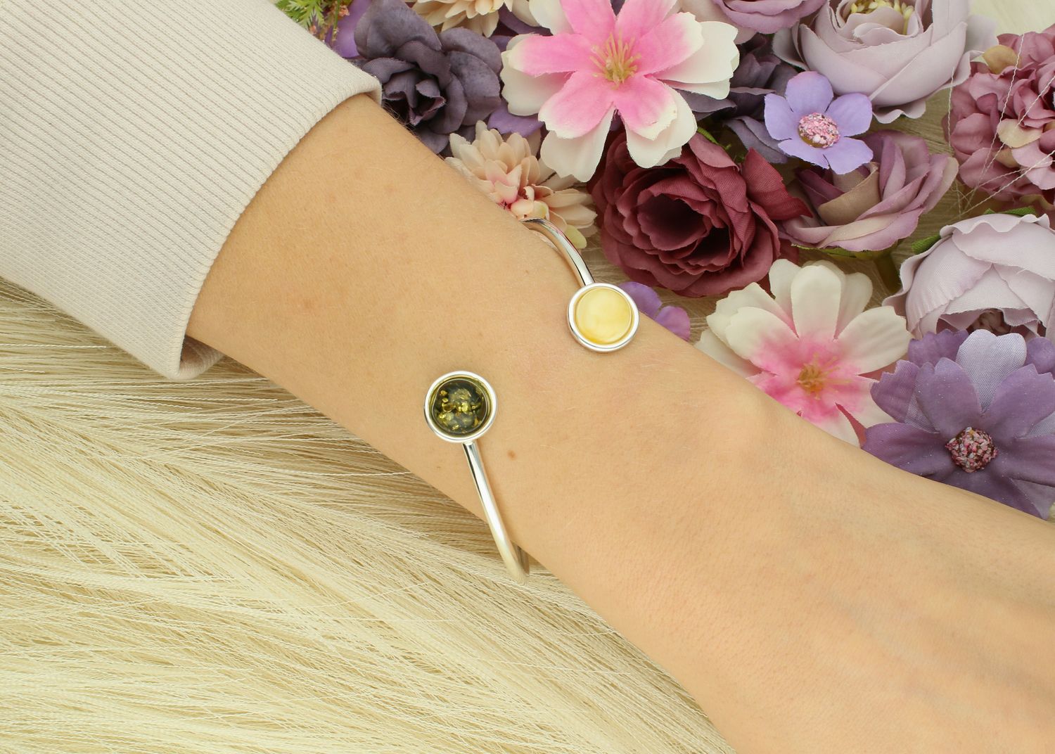 Bransoletka srebrna sztywna z bursztynem DIA-BRA-12851-925 Srebrna bransoletka z bursztynem w zielonym i mlecznym odcieniu to propozycja od Sklepu Jubilerskiego Diament. Efektowna bransoletka 1.jpg