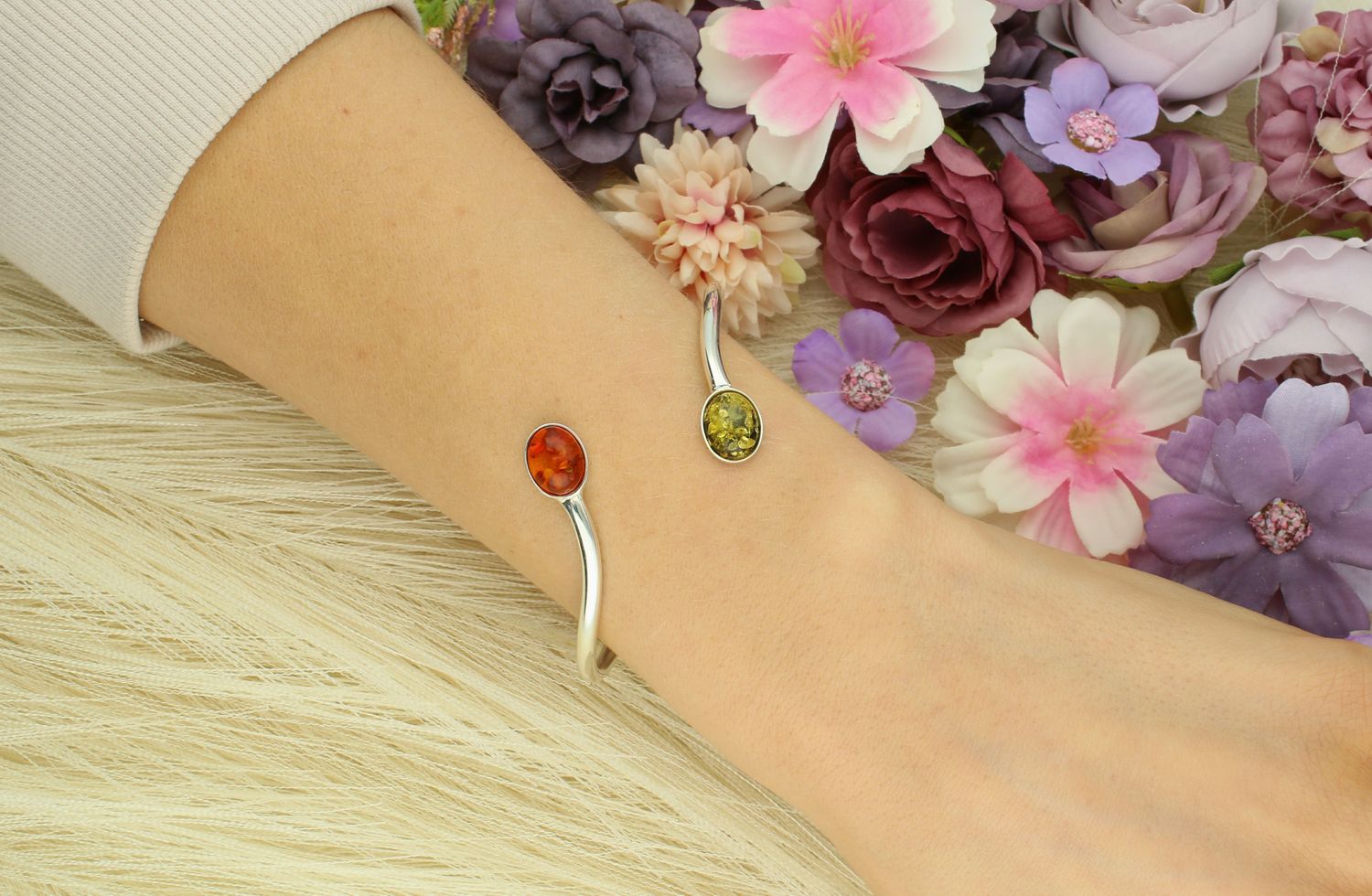 Bransoletka srebrna sztywna z bursztynem pr 925, DIA-BRA-12852-925 Srebrna bransoletka z bursztynem w zielonym i brązowym odcieniu to propozycja od Sklepu Jubilerskiego Diament. Efektowna1.jpg