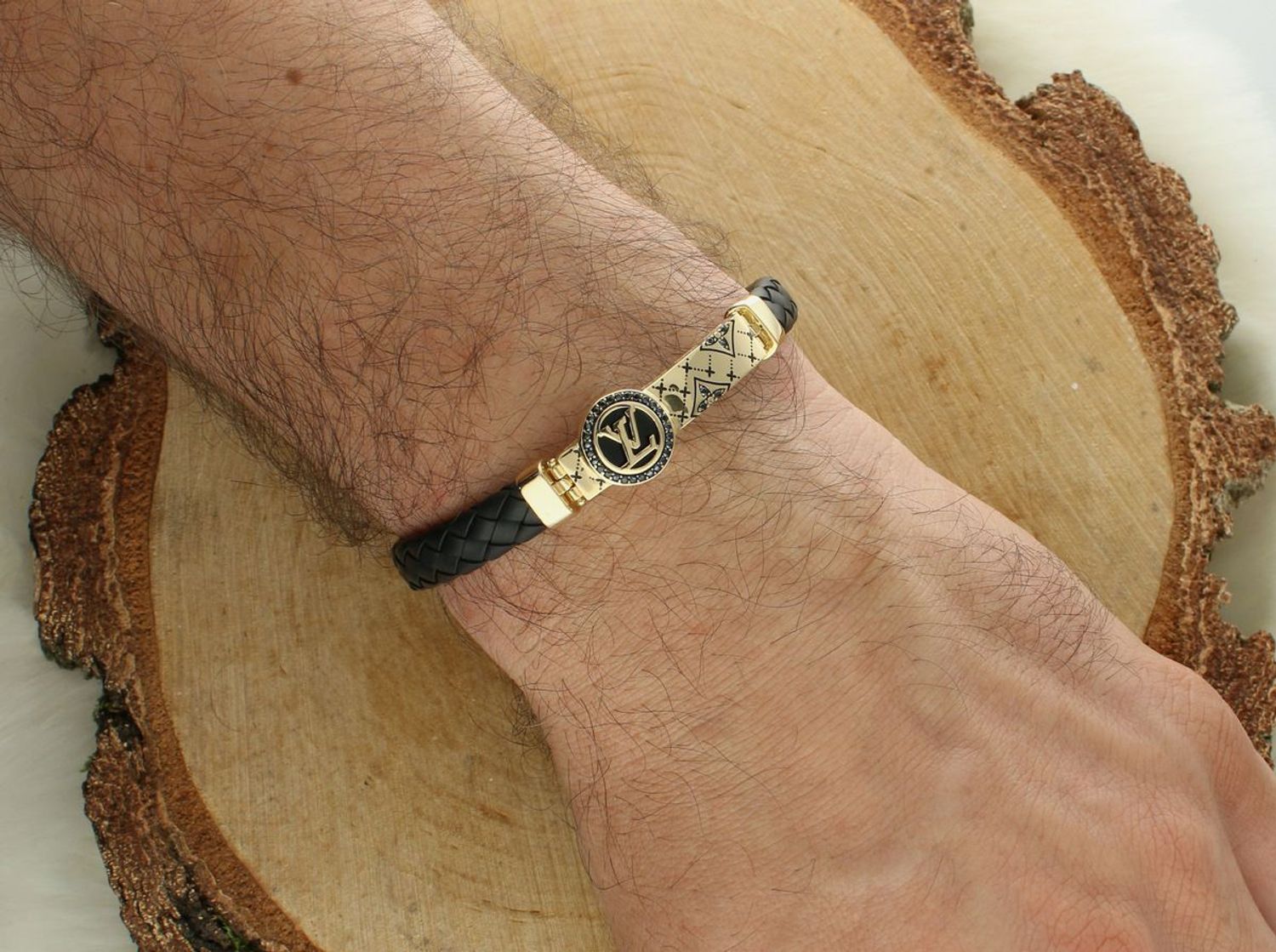 Bransoletka złota na rzemyku plecionym logo LV próba 585 DIA-BRA-12908-585  to elegancka biżuteria, która łączy klasyczną złotą ozdobę z nowoczesnym1.jpg