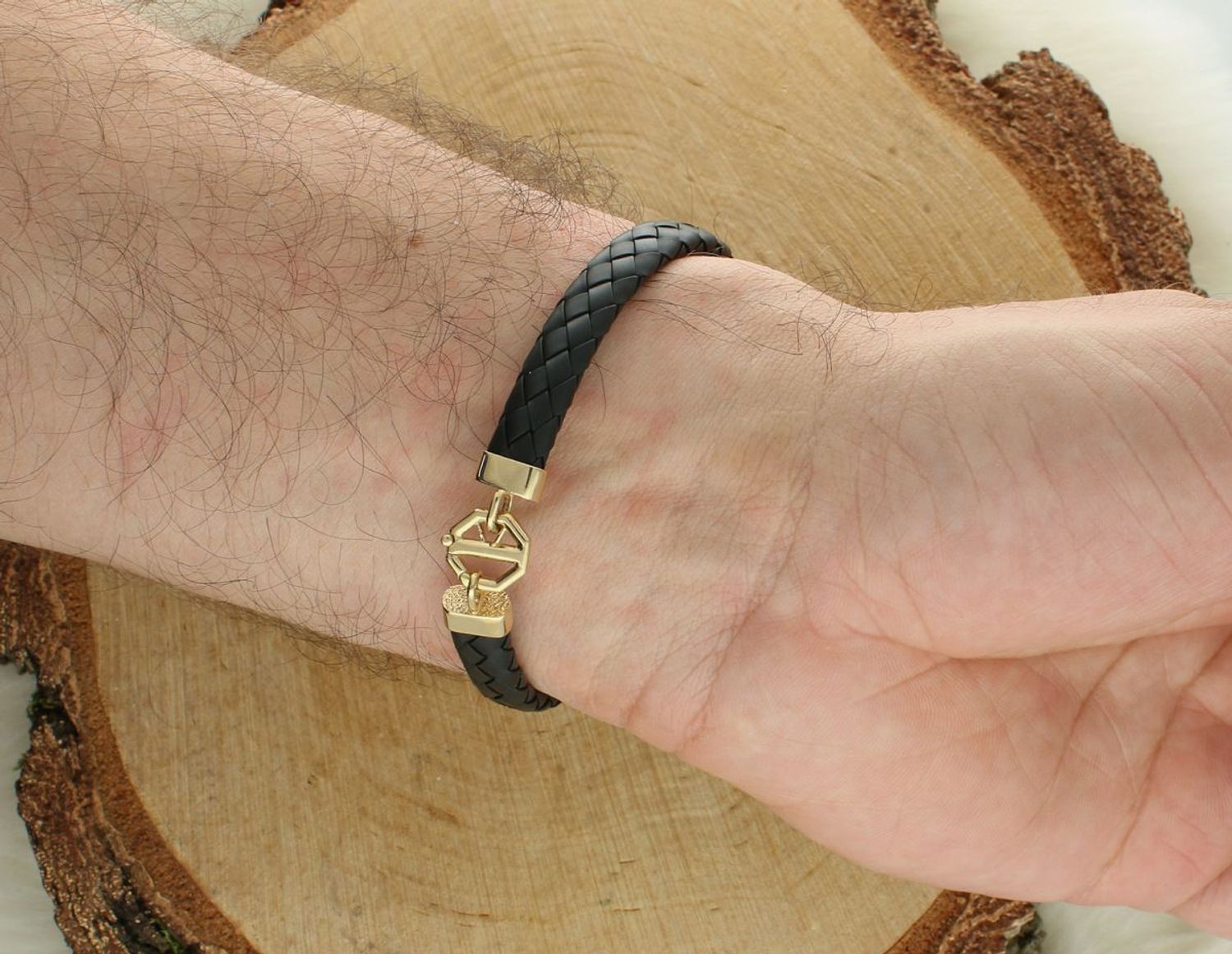 Bransoletka złota na rzemyku plecionym logo LV próba 585 DIA-BRA-12908-585  to elegancka biżuteria, która łączy klasyczną złotą ozdobę z nowoczesnym1.jpg