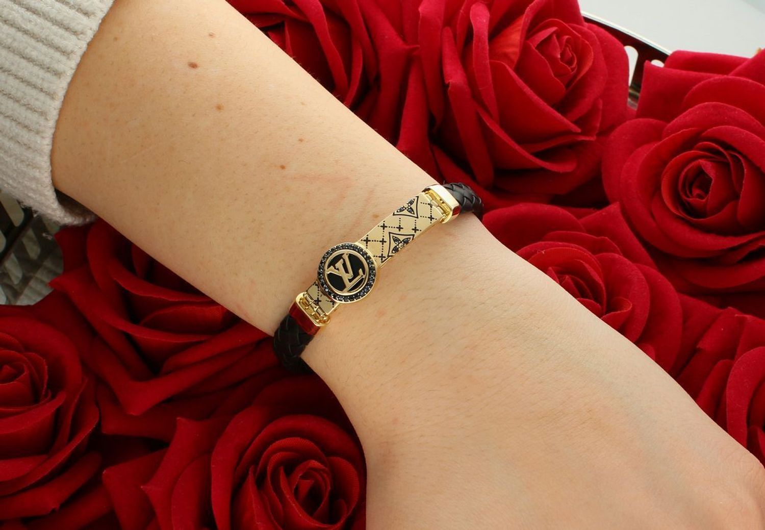 Bransoletka złota na rzemyku plecionym logo LV próba 585 DIA-BRA-12908-585  to elegancka biżuteria, która łączy klasyczną złotą ozdobę z nowoczesnym1.jpg