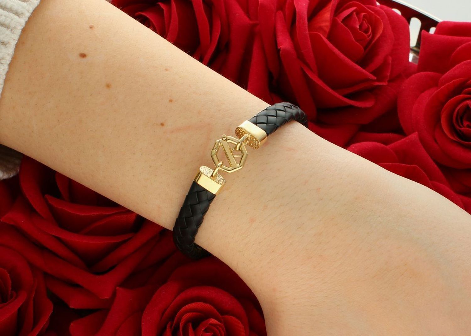 Bransoletka złota na rzemyku plecionym logo LV próba 585 DIA-BRA-12908-585  to elegancka biżuteria, która łączy klasyczną złotą ozdobę z nowoczesnym1.jpg