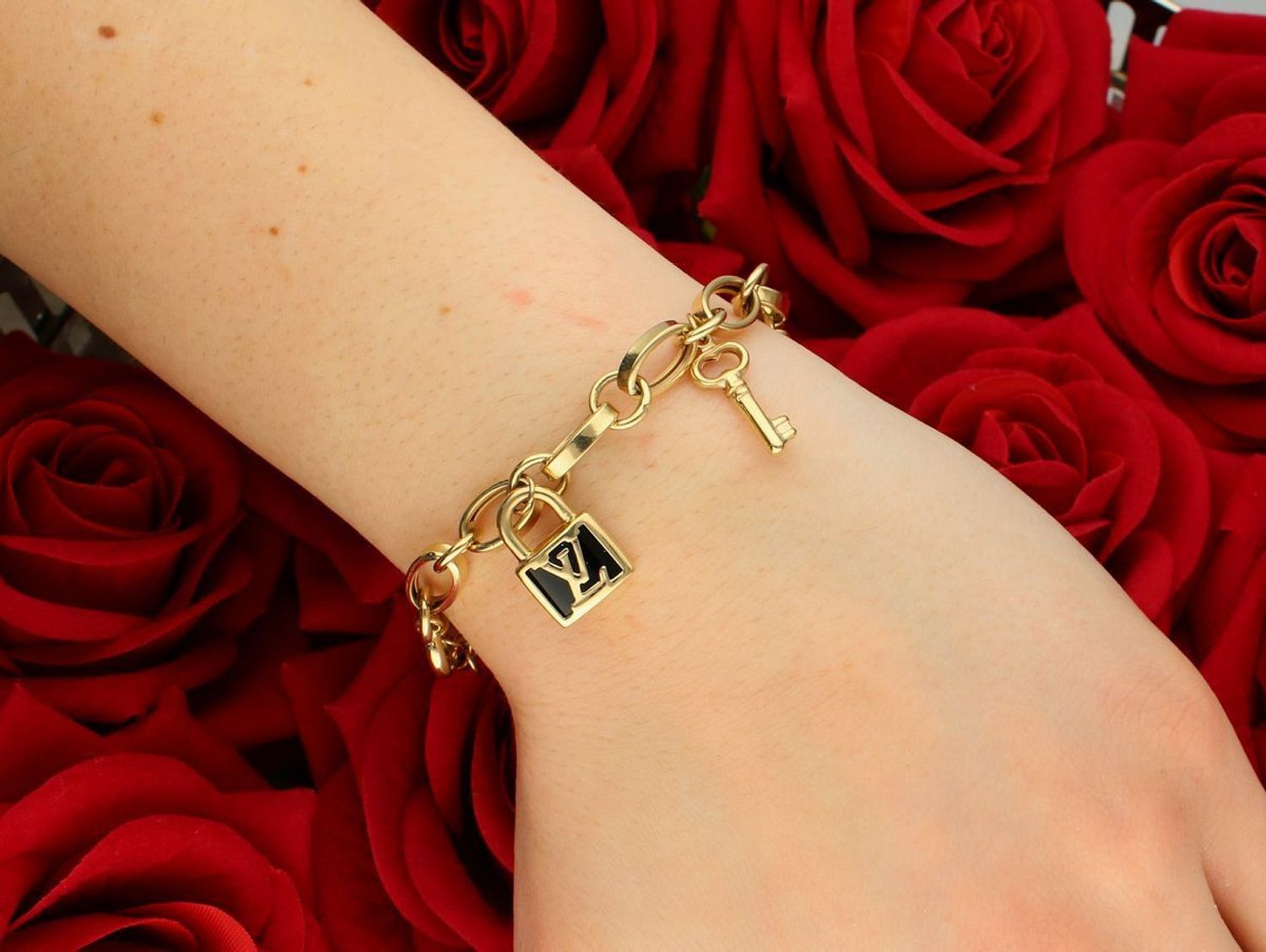 Bransoletka damska złota próba 585 z wiszącymi kluczykami i kłódkami LV DIA-BRA-12929-585 to elegancka i modna biżuteria, która z pewnością przyciągnie uwagę miłośniczek1.jpg