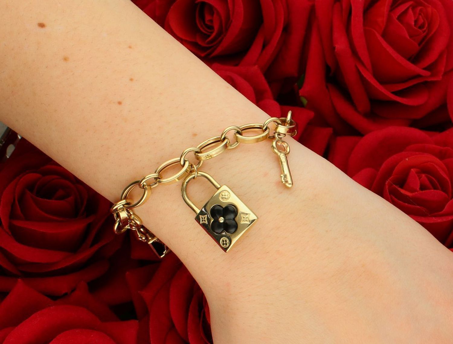 Bransoletka damska złota próba 585 z wiszącymi kluczykami i kłódkami LV DIA-BRA-12929-585 to elegancka i modna biżuteria, która z pewnością przyciągnie uwagę miłośniczek1.jpg