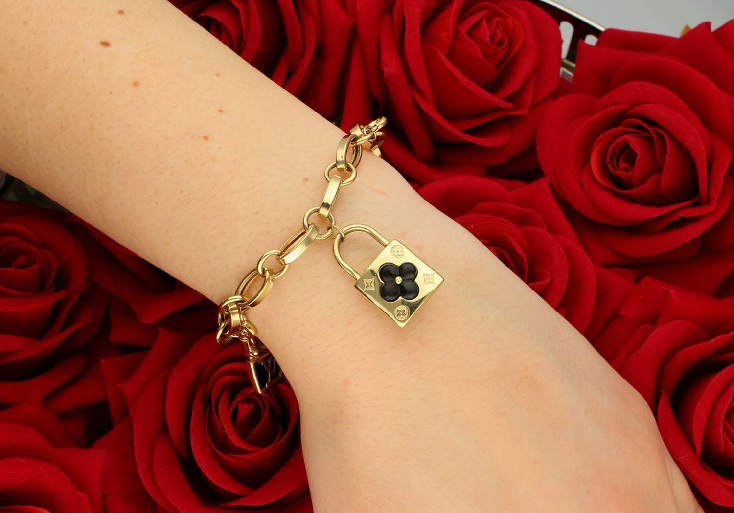 Bransoletka damska złota próba 585 z wiszącymi kluczykami i kłódkami LV DIA-BRA-12929-585 to elegancka i modna biżuteria, która z pewnością przyciągnie uwagę miłośniczek1.jpg