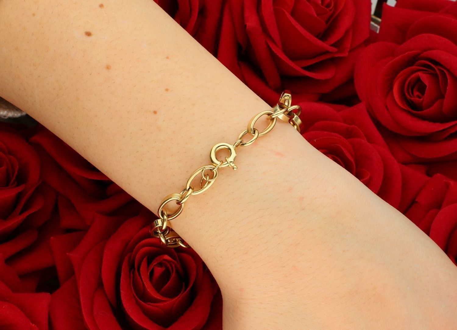 Bransoletka damska złota próba 585 z wiszącymi kluczykami i kłódkami LV DIA-BRA-12929-585 to elegancka i modna biżuteria, która z pewnością przyciągnie uwagę miłośniczek1.jpg