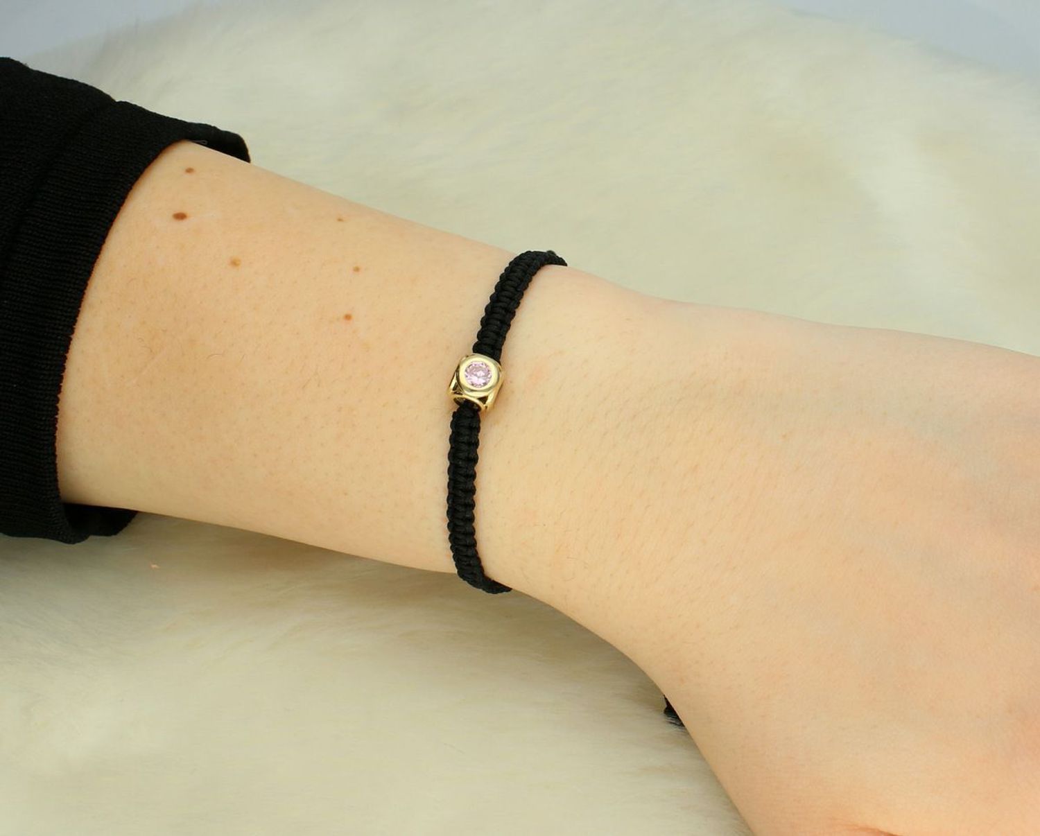 Bransoletka na czarnym sznureczku charms z cyrkoniami kolorowymi próba 585, DIA-BRA-12932-585 Nowoczesna i pełna uroku – ta subtelna bransoletka łączy w sobie szlachetność złota próby 585 1.jpg