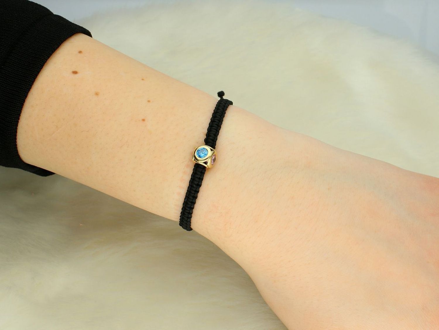 Bransoletka na czarnym sznureczku charms z cyrkoniami kolorowymi próba 585, DIA-BRA-12932-585 Nowoczesna i pełna uroku – ta subtelna bransoletka łączy w sobie szlachetność złota próby 585 1.jpg